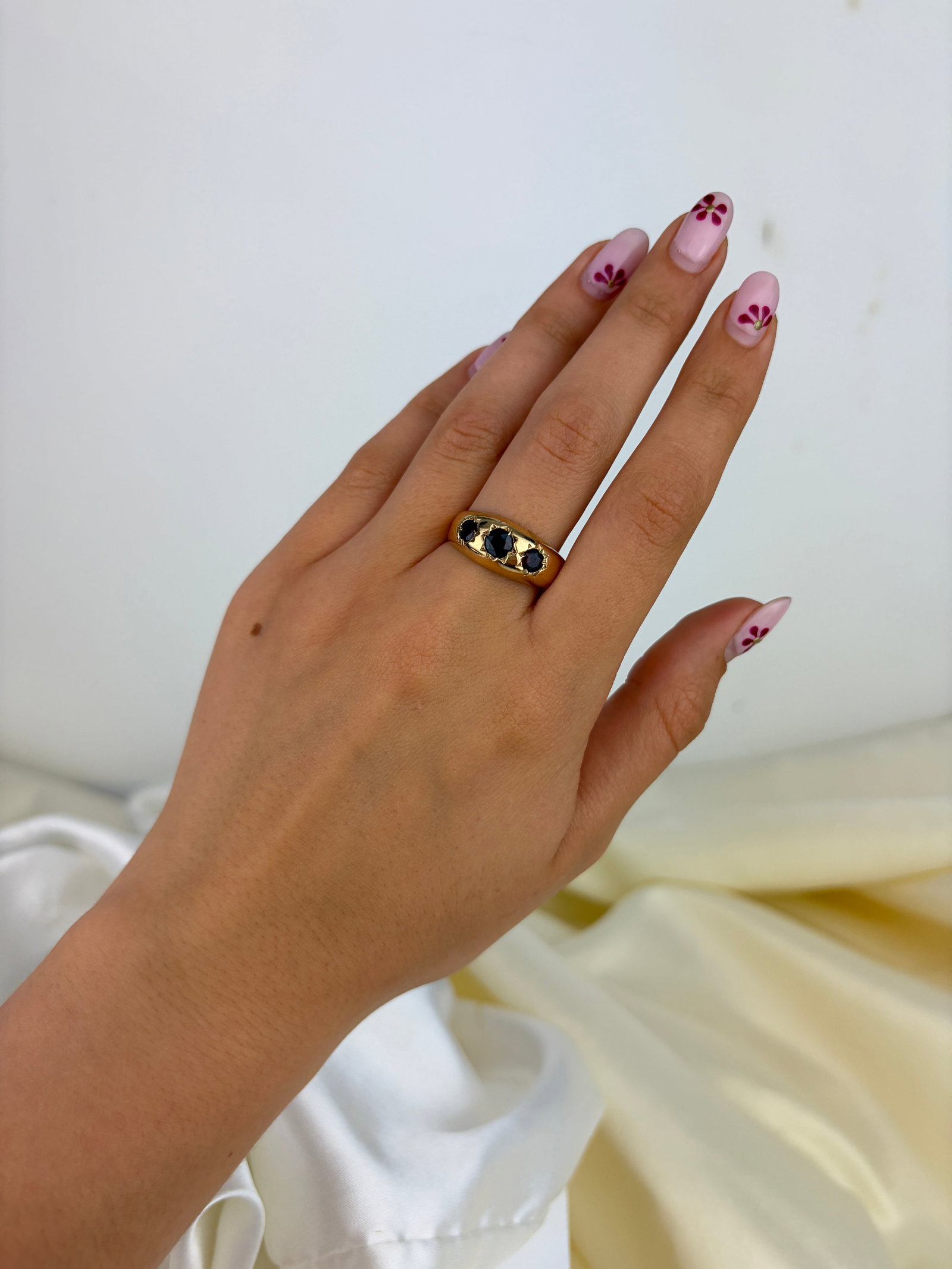 VINTAGE C.1979 CHUNKY 9CT YELLOW GOLD GARNET 3 STONE STAR RING - 7