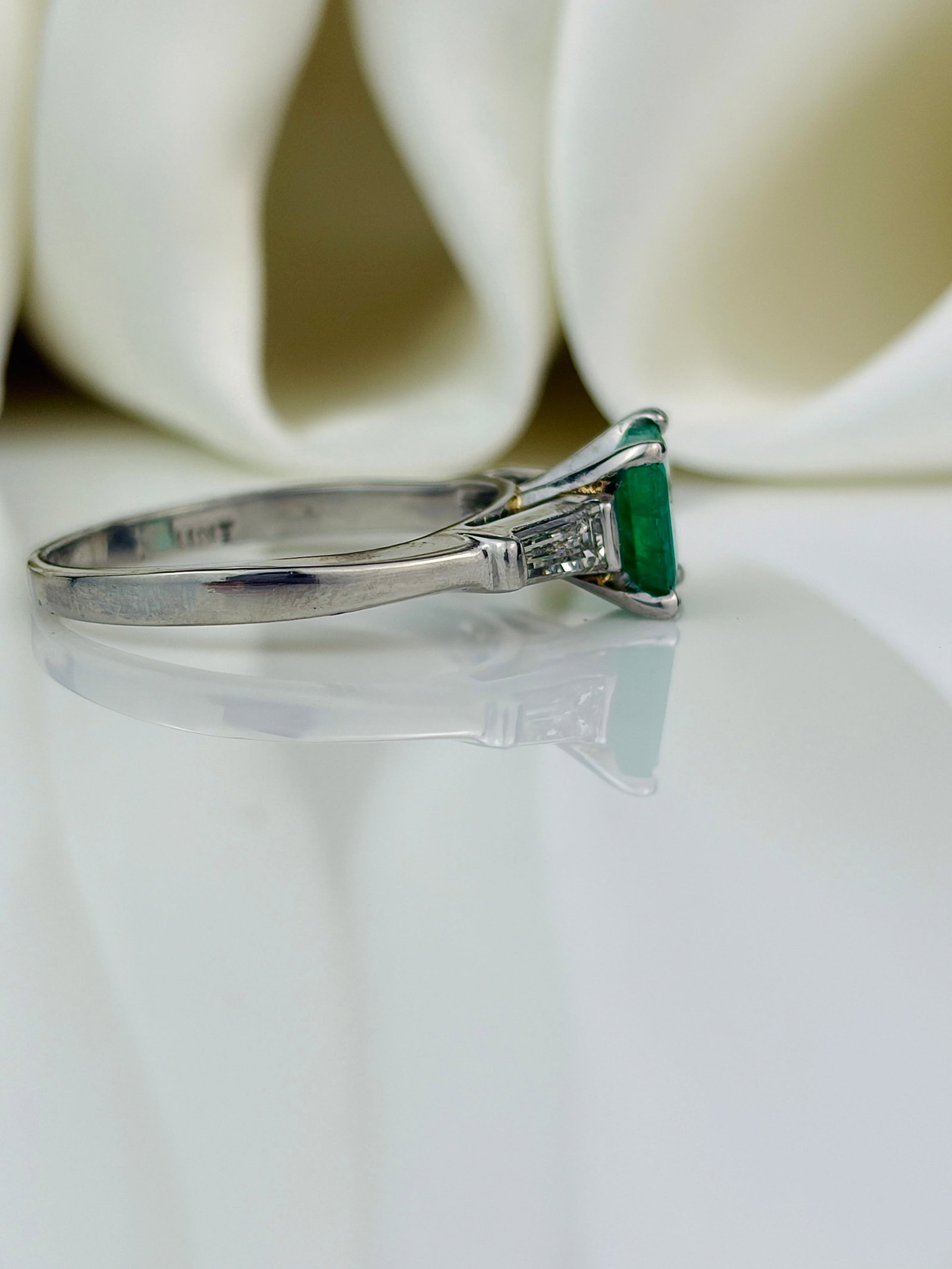 Outstanding Emerald and Diamond Ring Set in Platinum - 2