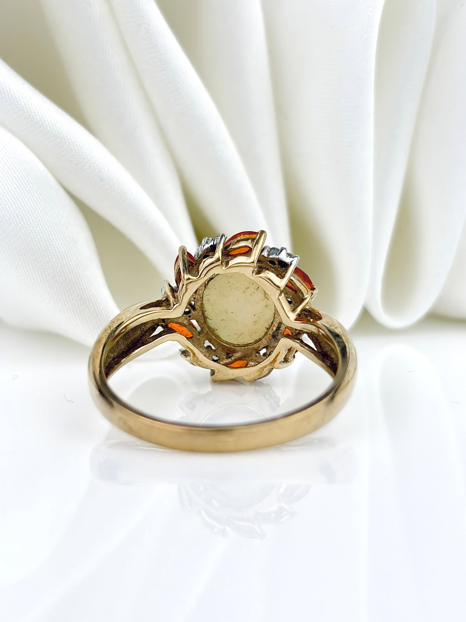 VINTAGE 9CT YELLOW GOLD OPAL, DIAMOND AND FIRE OPAL CLUSTER RING - 3