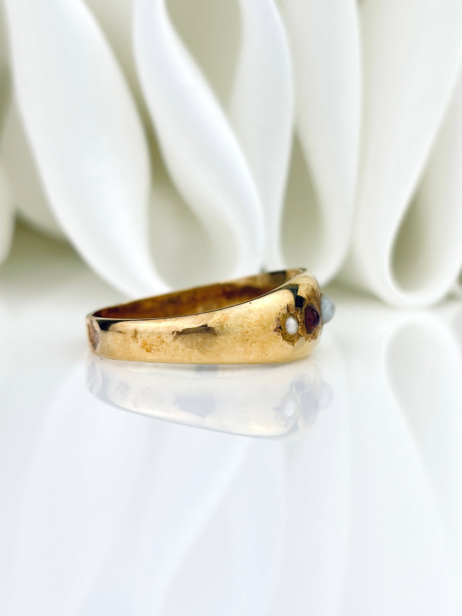ANTIQUE 18CT YELLOW GOLD GARNET AND PEARL 5 STONE RING - 2