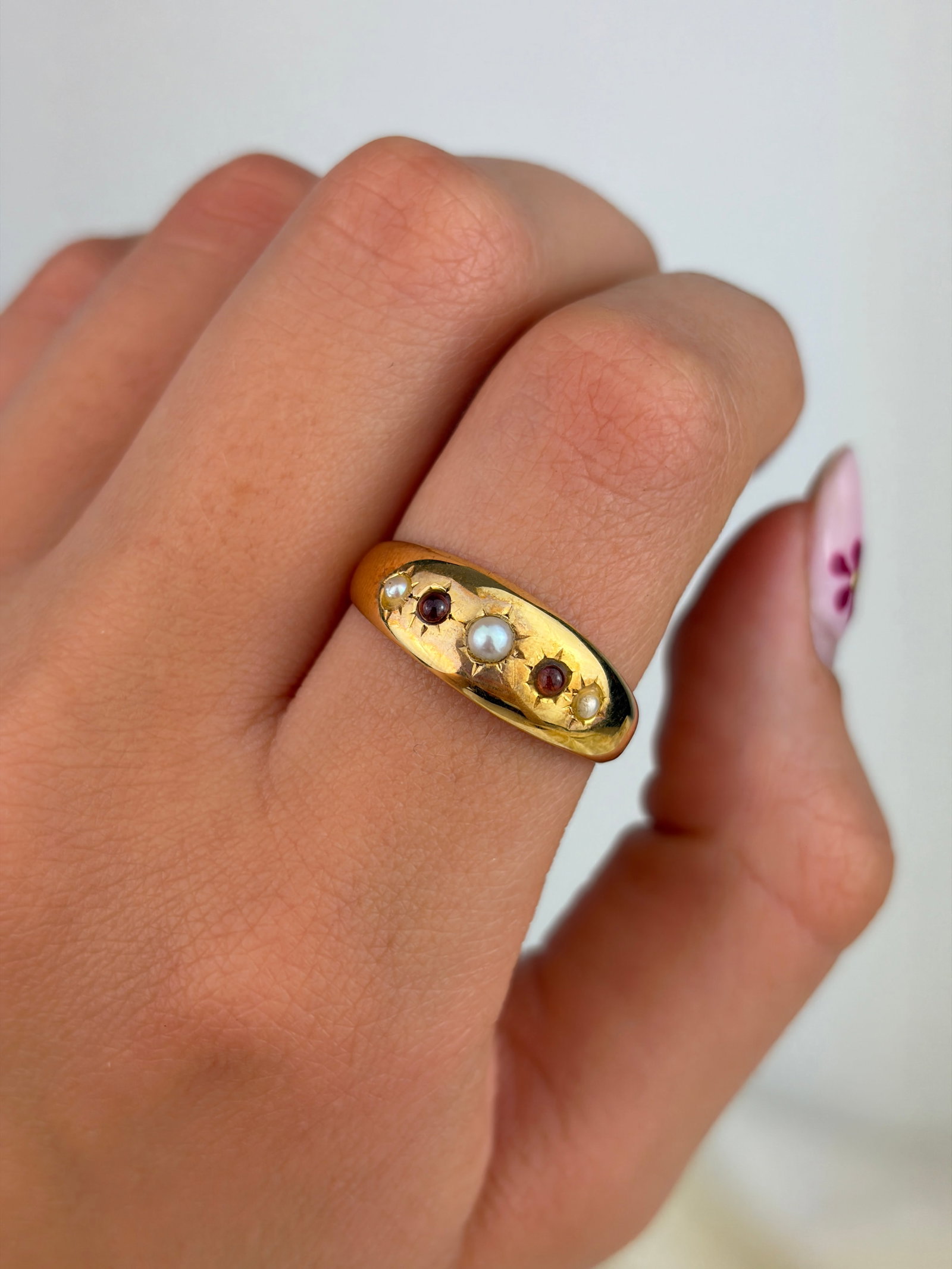 ANTIQUE 18CT YELLOW GOLD GARNET AND PEARL 5 STONE RING - 7