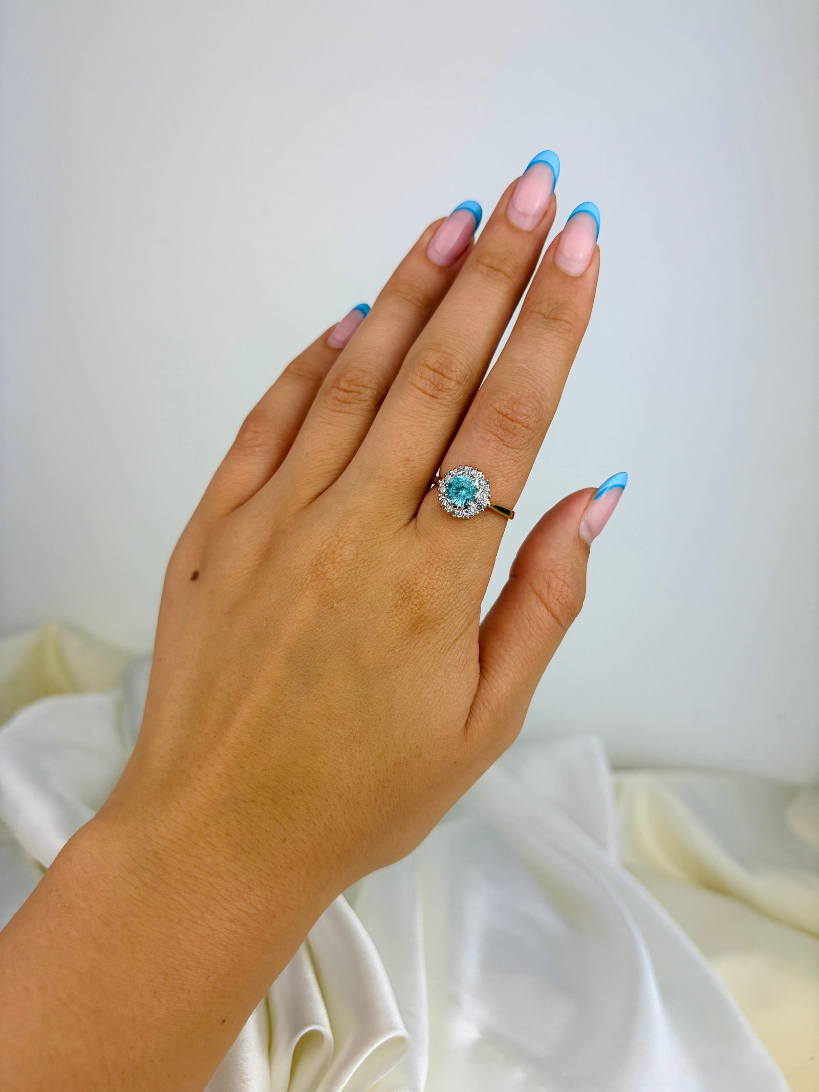 Vintage 18ct Gold Blue Zircon and Diamond Cluster Ring - 7