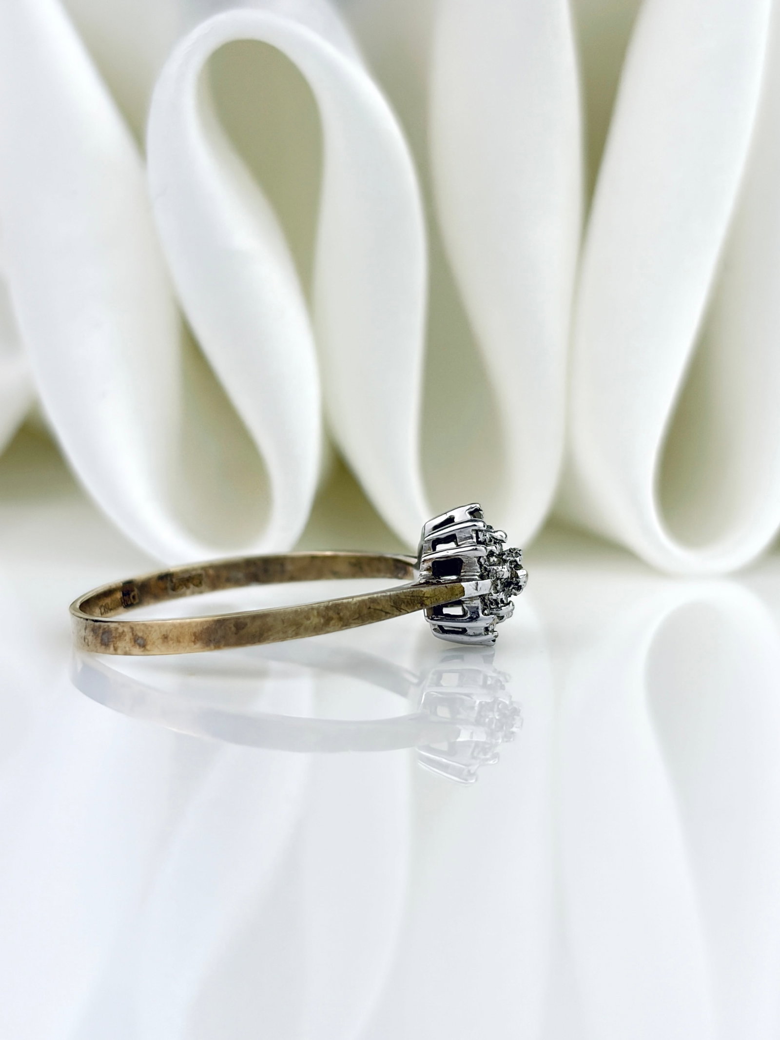 SWEET 9CT GOLD DIAMOND CLUSTER RING - 2