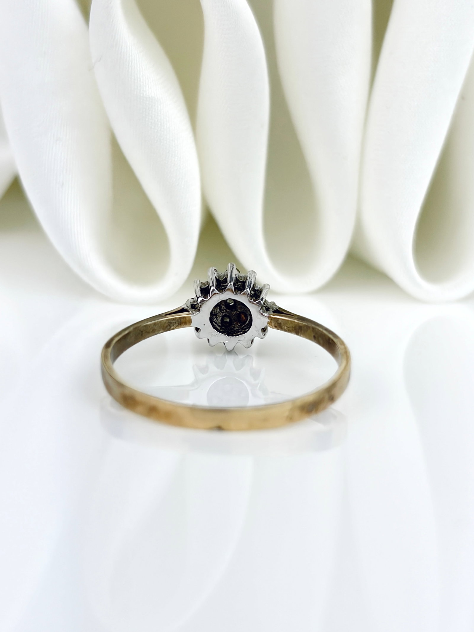 SWEET 9CT GOLD DIAMOND CLUSTER RING - 3