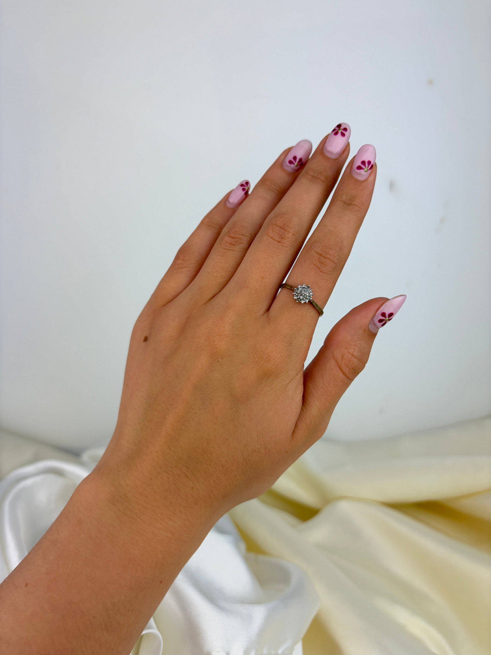 SWEET 9CT GOLD DIAMOND CLUSTER RING - 7