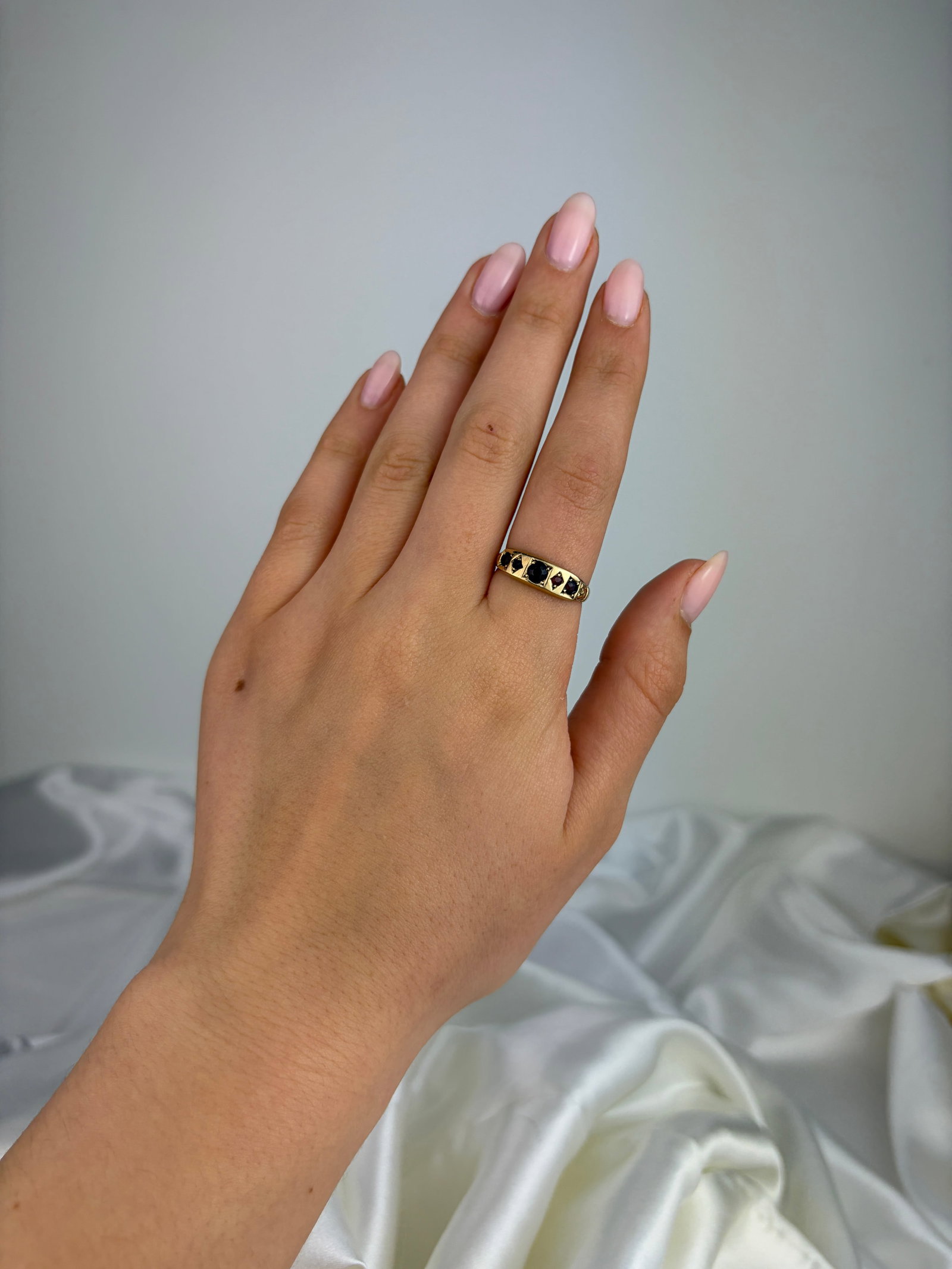 VINTAGE 9CT YELLOW GOLD GARNET 5 STONE RING - 7