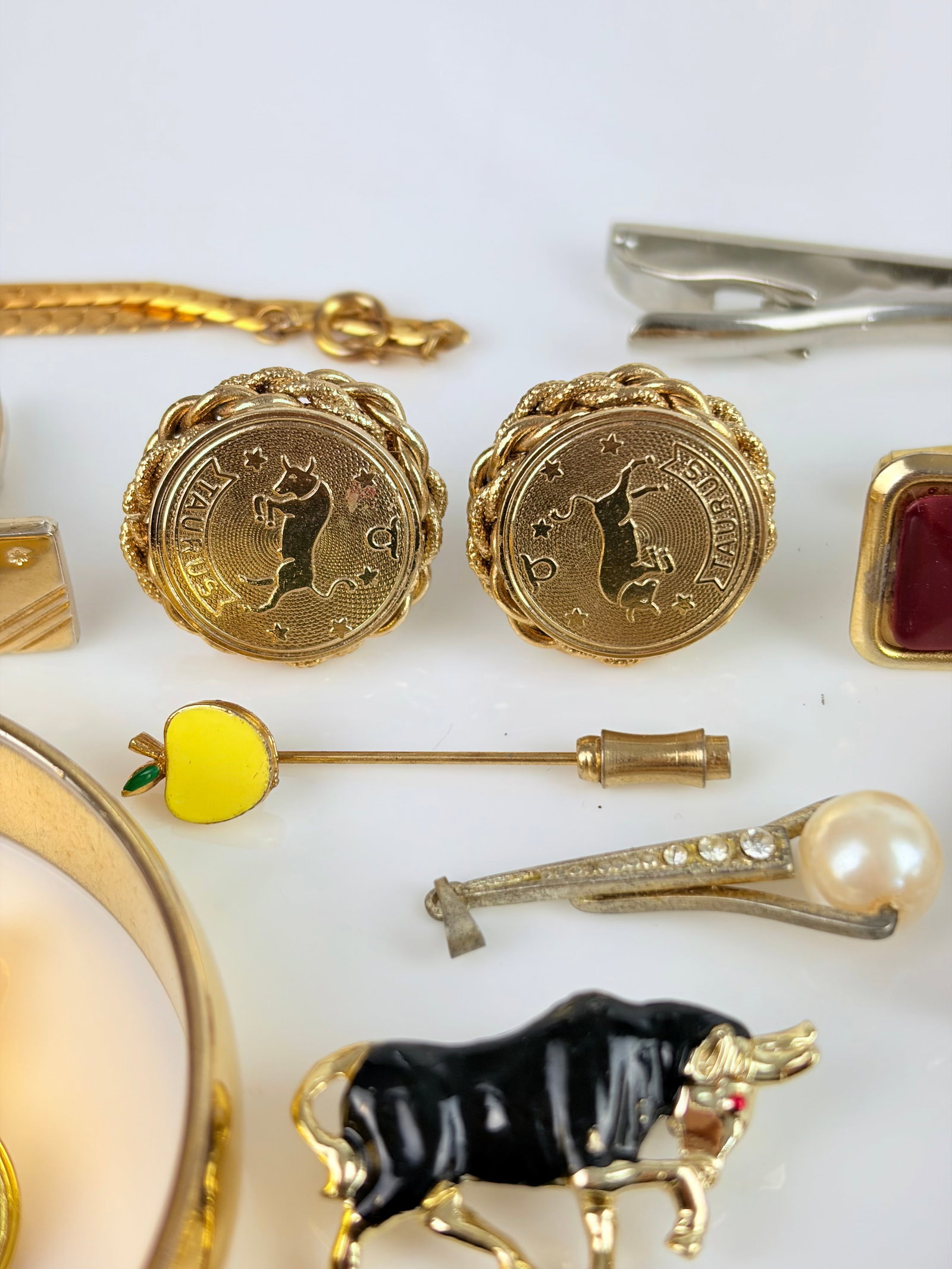 LARGE MIXED LOT - CUFF LINKS, BROOCHES ETC - 4