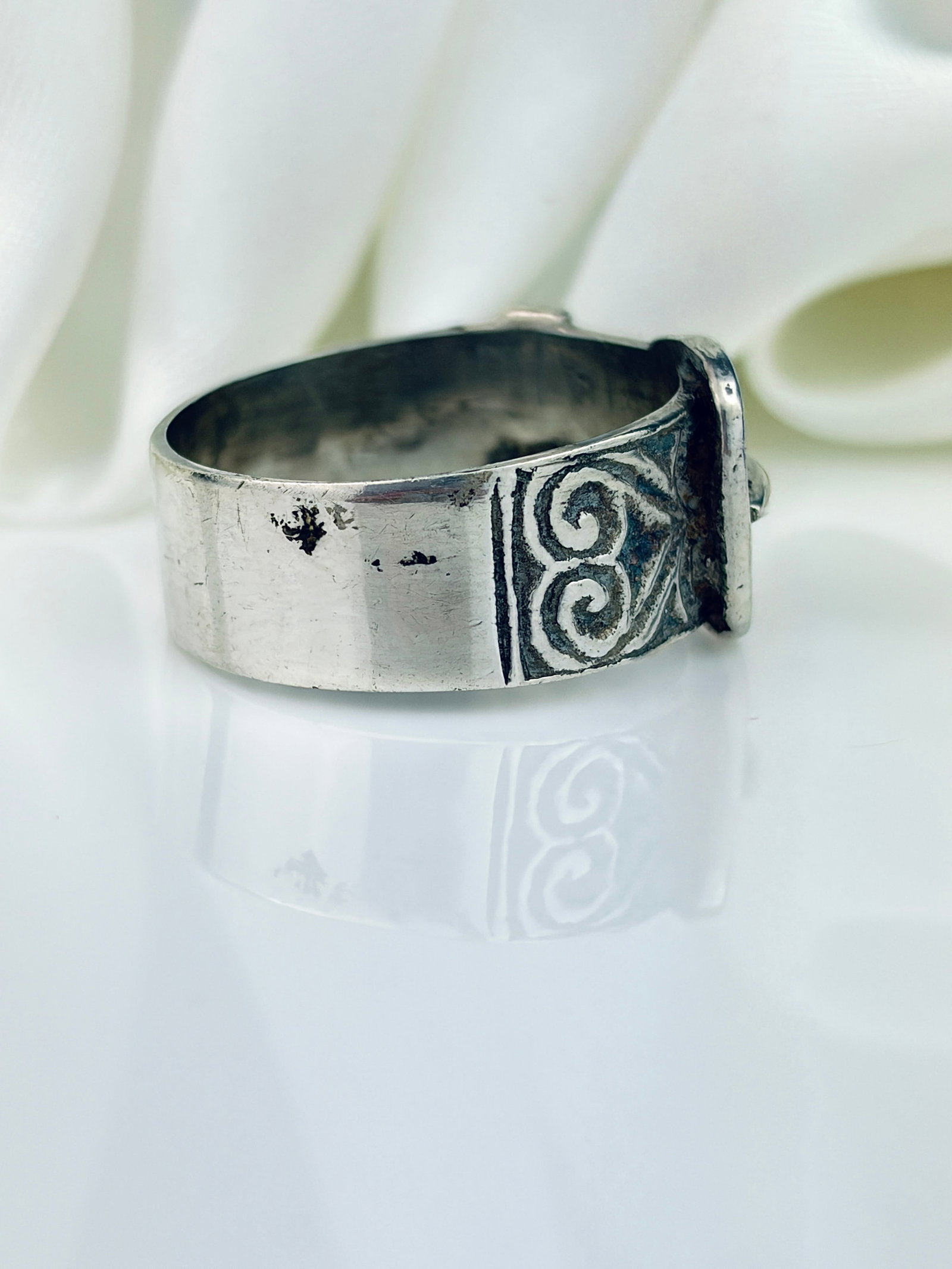 ANTIQUE SILVER ENGRAVED BUCKLE RING - 2