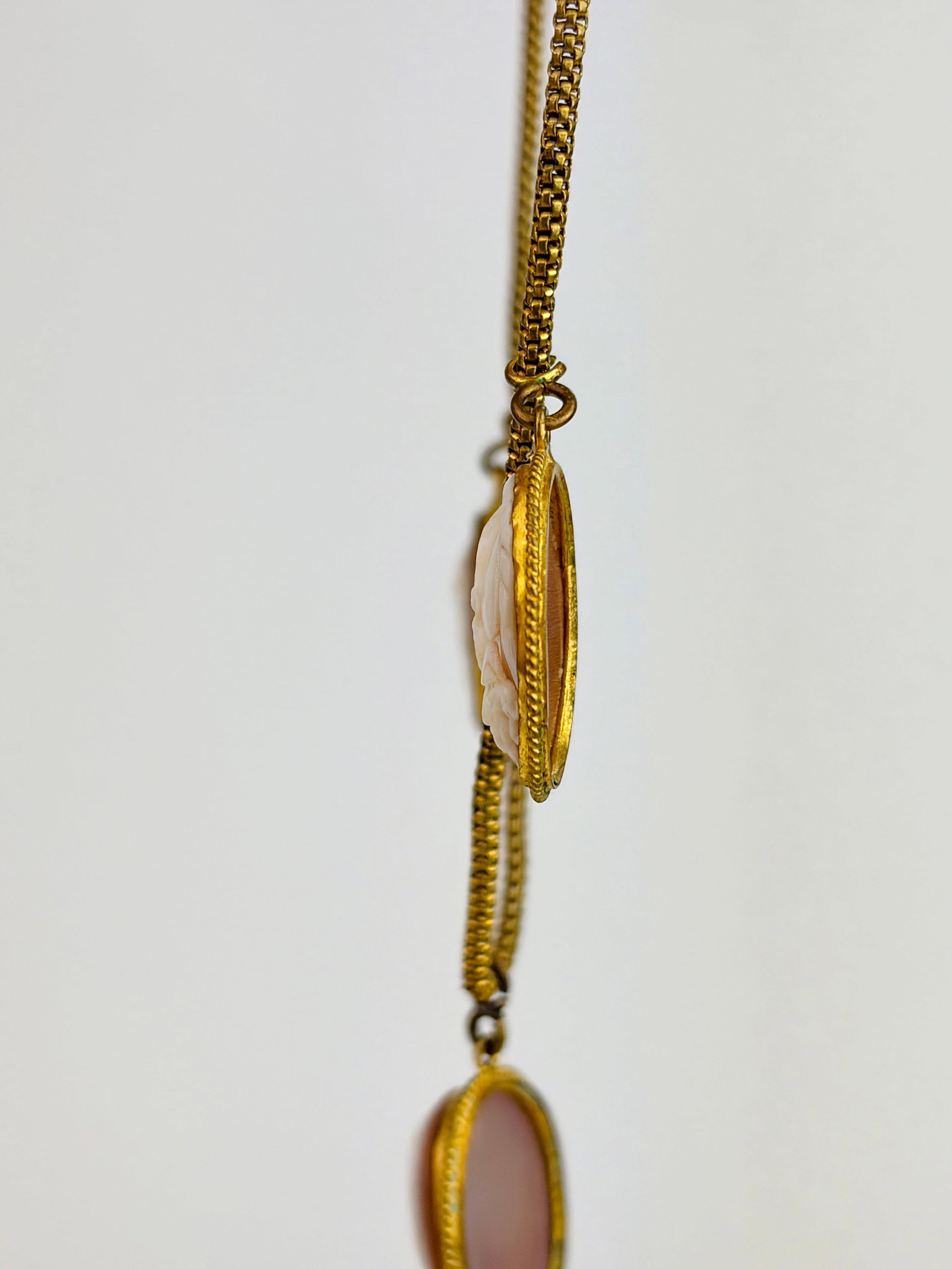 WONDERFUL CAMEO NECKLACE IN YELLOW METAL - 2