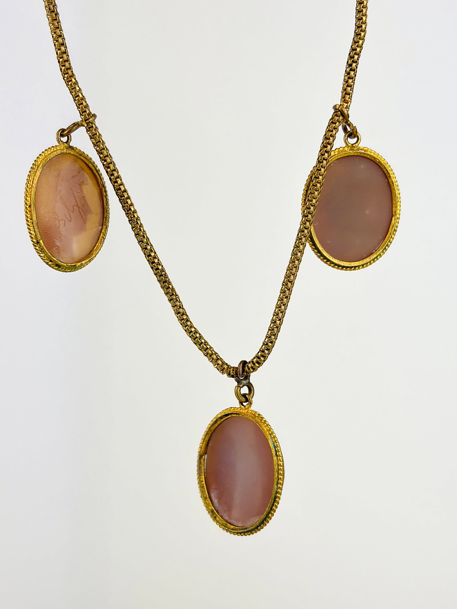 WONDERFUL CAMEO NECKLACE IN YELLOW METAL - 3