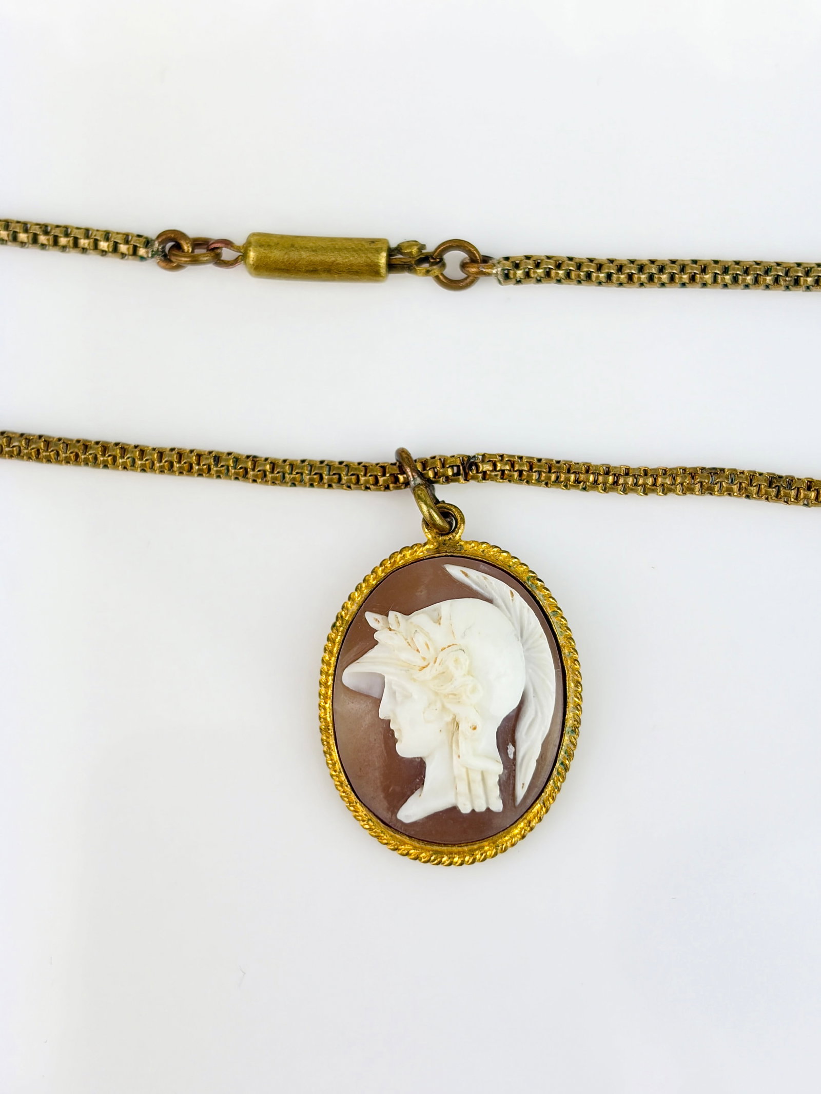 WONDERFUL CAMEO NECKLACE IN YELLOW METAL - 4