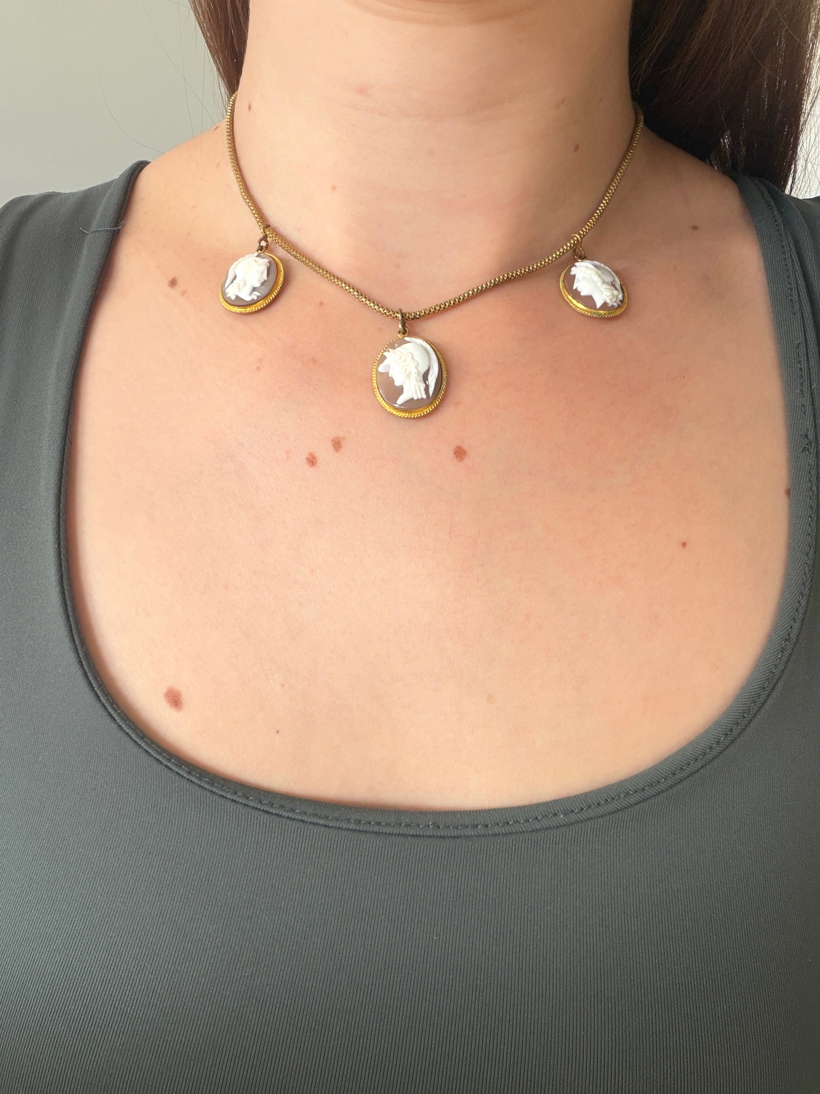 WONDERFUL CAMEO NECKLACE IN YELLOW METAL - 5