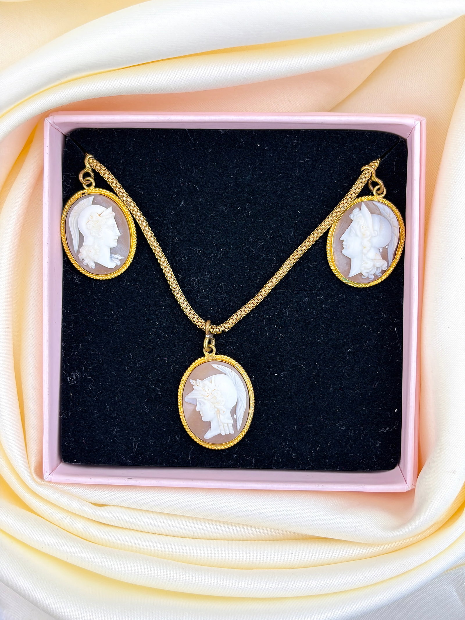 WONDERFUL CAMEO NECKLACE IN YELLOW METAL - 7