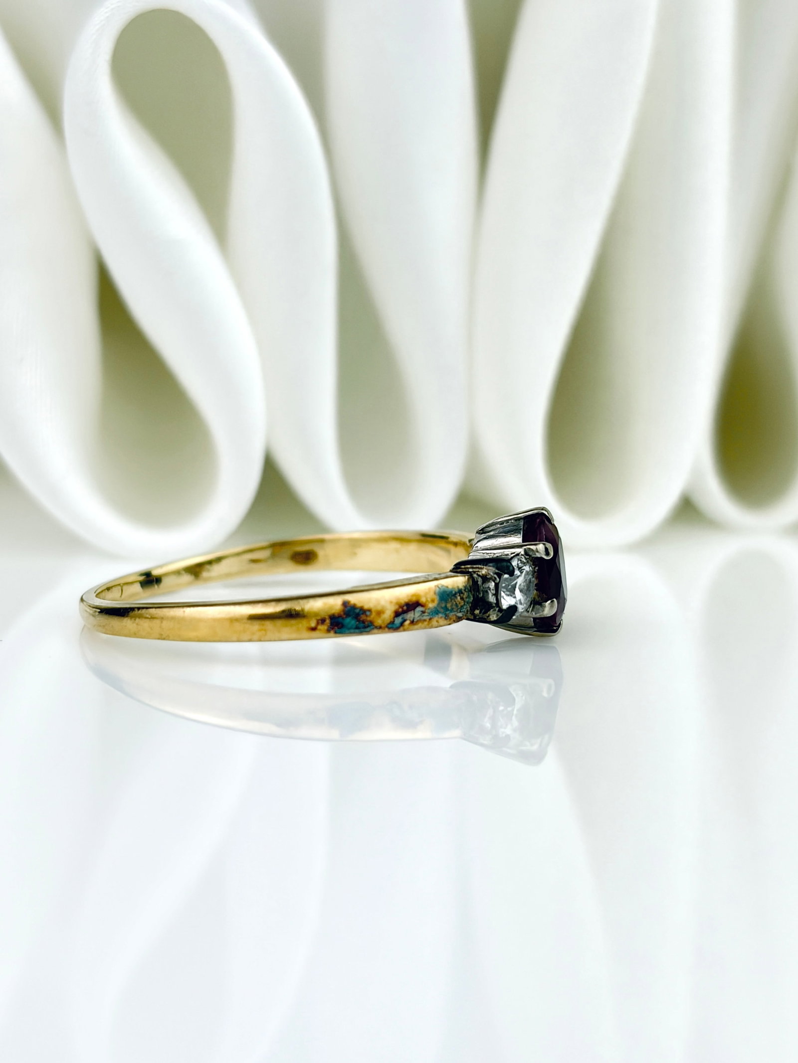 SWEET VINTAGE RUBY AND DIAMOND THREE STONE RING IN 18CT GOLD - 2