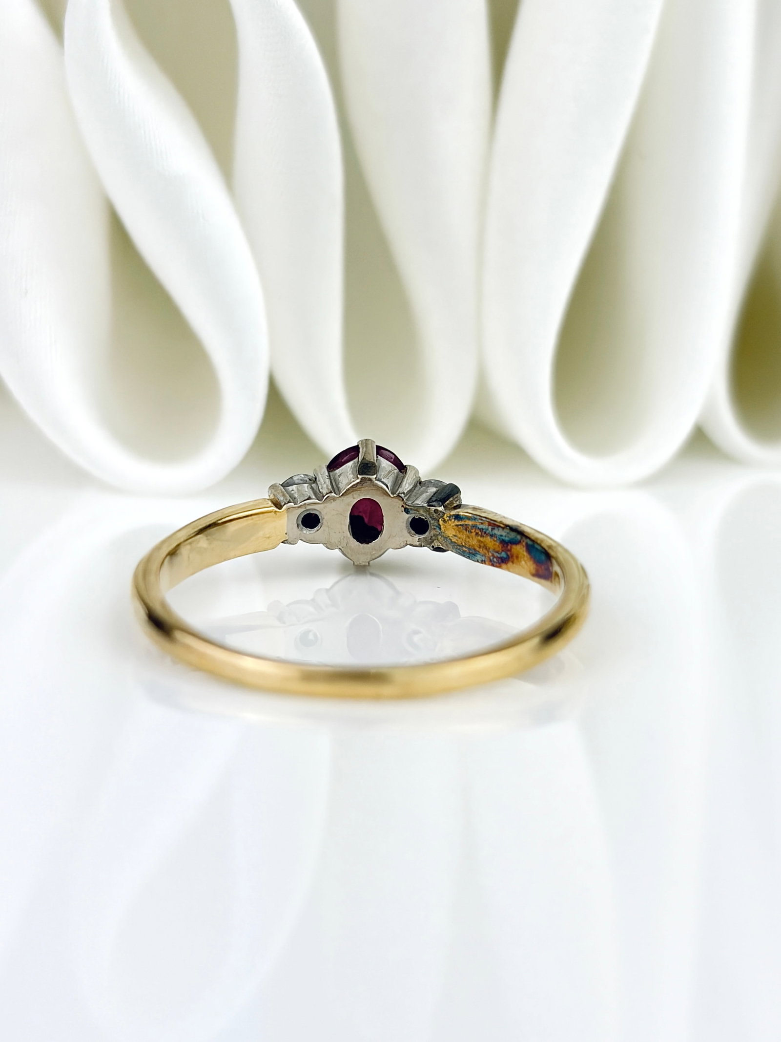SWEET VINTAGE RUBY AND DIAMOND THREE STONE RING IN 18CT GOLD - 3