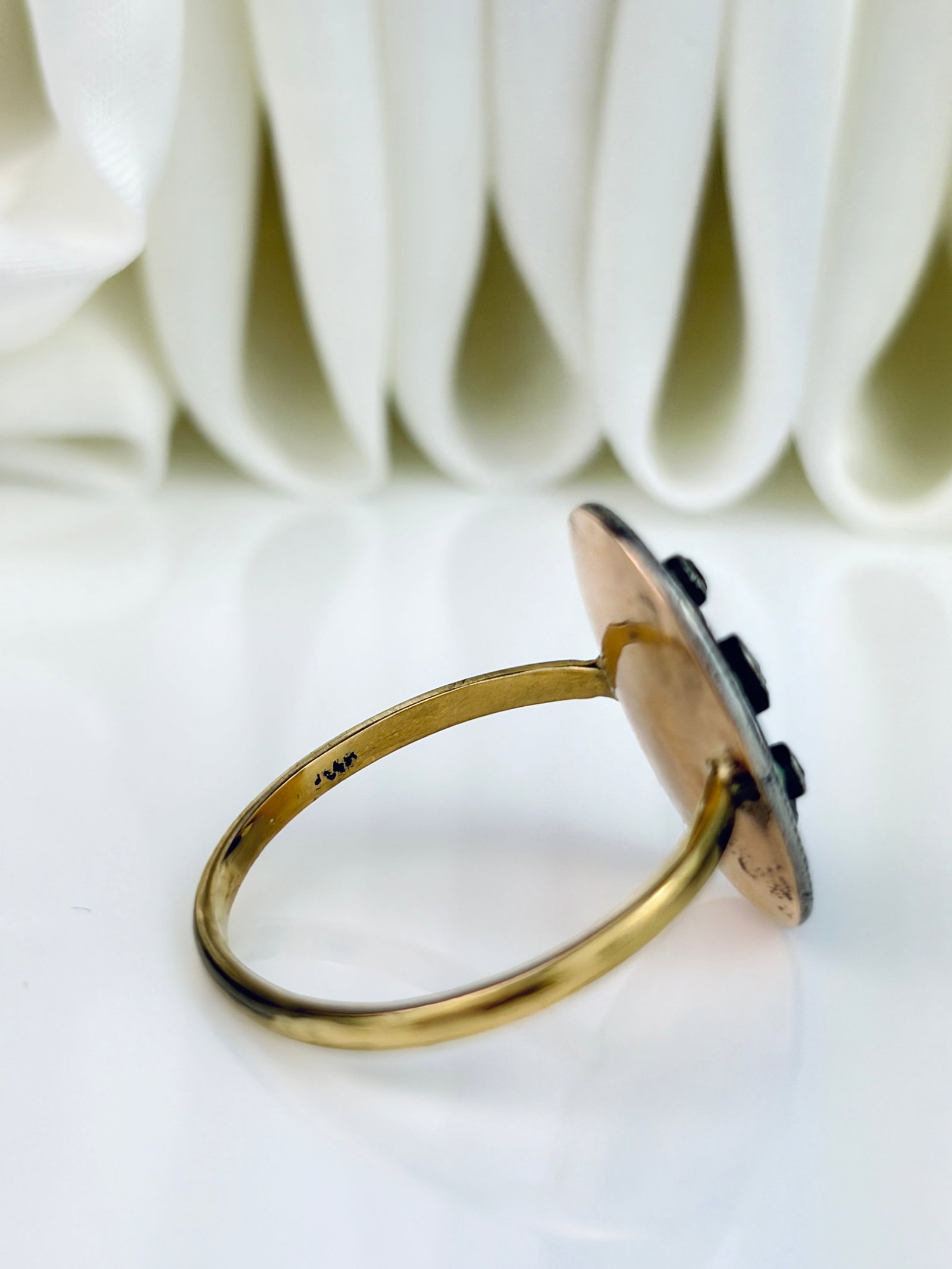 ANTIQUE 18CT YELLOW GOLD DIAMOND, GREEN AND WHITE ENAMEL PANEL RING - 7