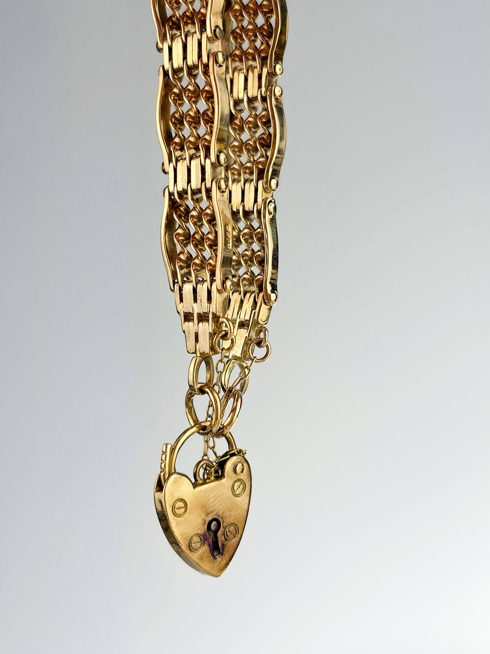 ANTIQUE 9CT YELLOW GOLD CHUNKY GATE BRACELET WITH HEART PADLOCK - 3
