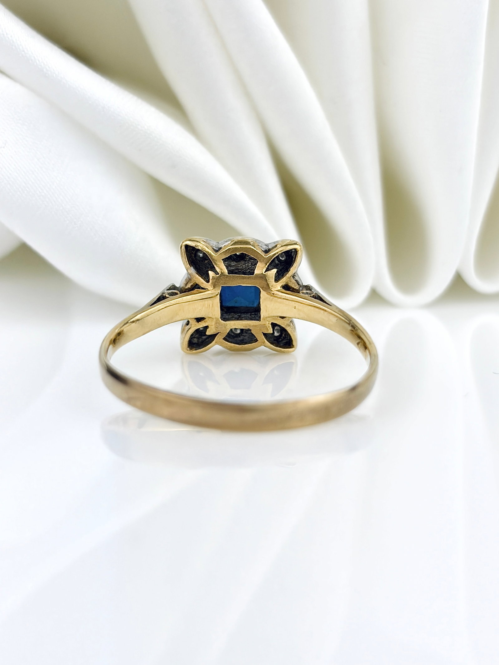 ART DECO SAPPHIRE AND DIAMOND CLUSTER RING SET IN GOLD AND PLATINUM - 3