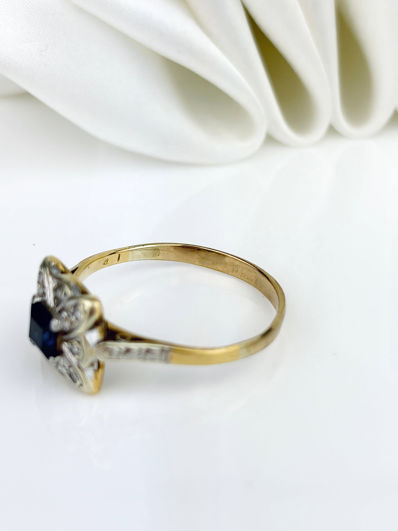 ART DECO SAPPHIRE AND DIAMOND CLUSTER RING SET IN GOLD AND PLATINUM - 4