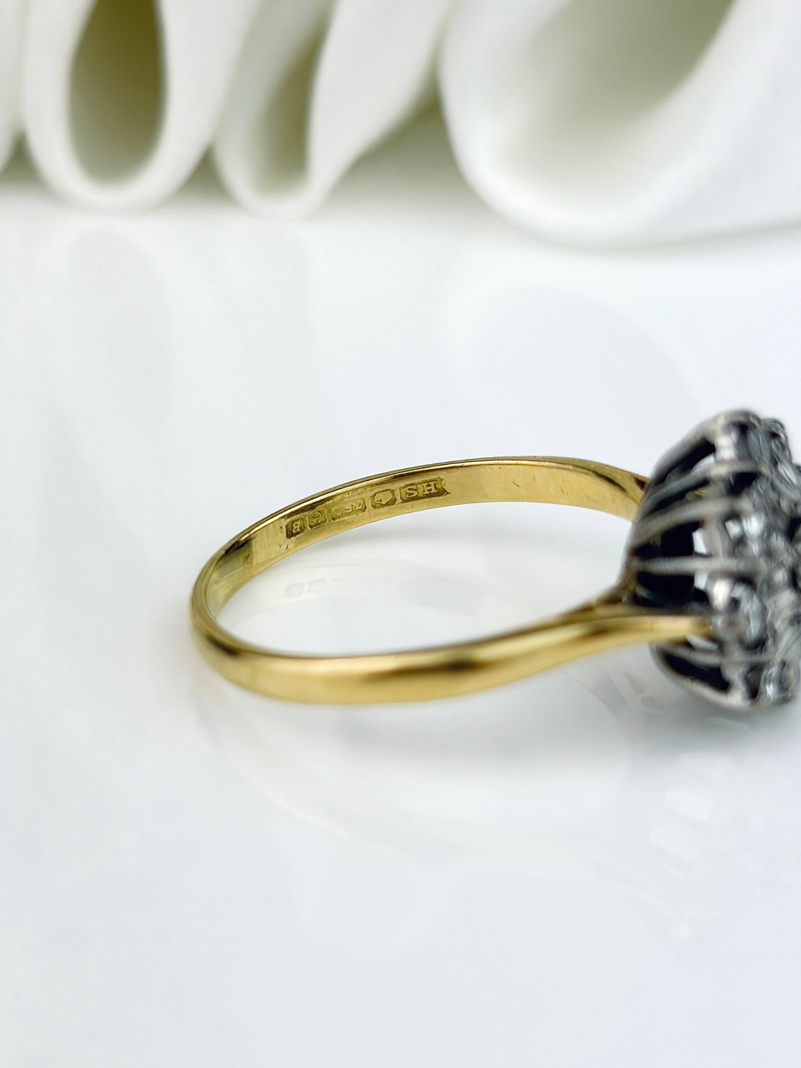 VINTAGE C.1976 18CT GOLD LARGE DIAMOND CLUSTER RING - 5