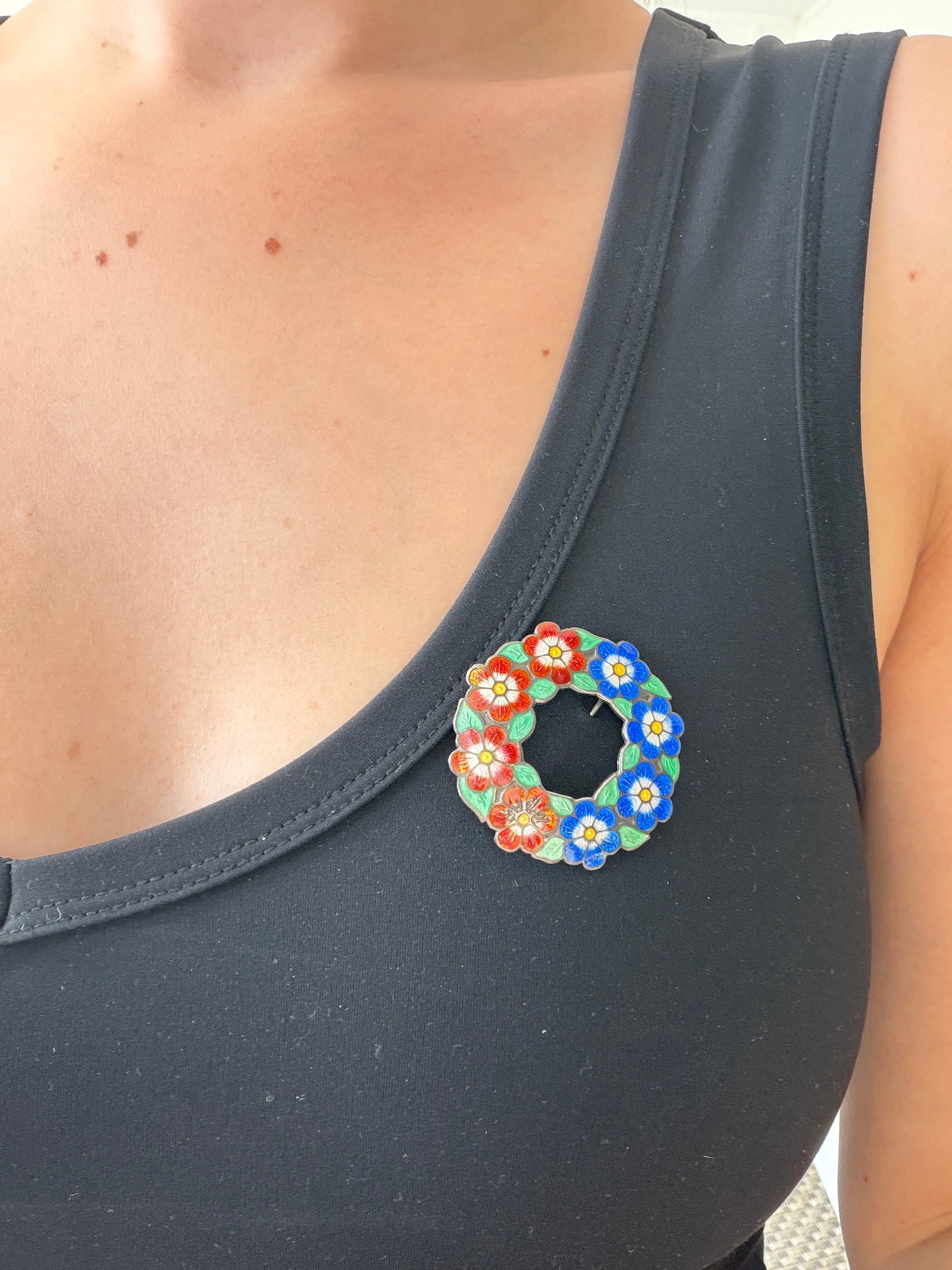 VINTAGE SILVER AND ENAMEL FLOWER WREATH BROOCH - 4