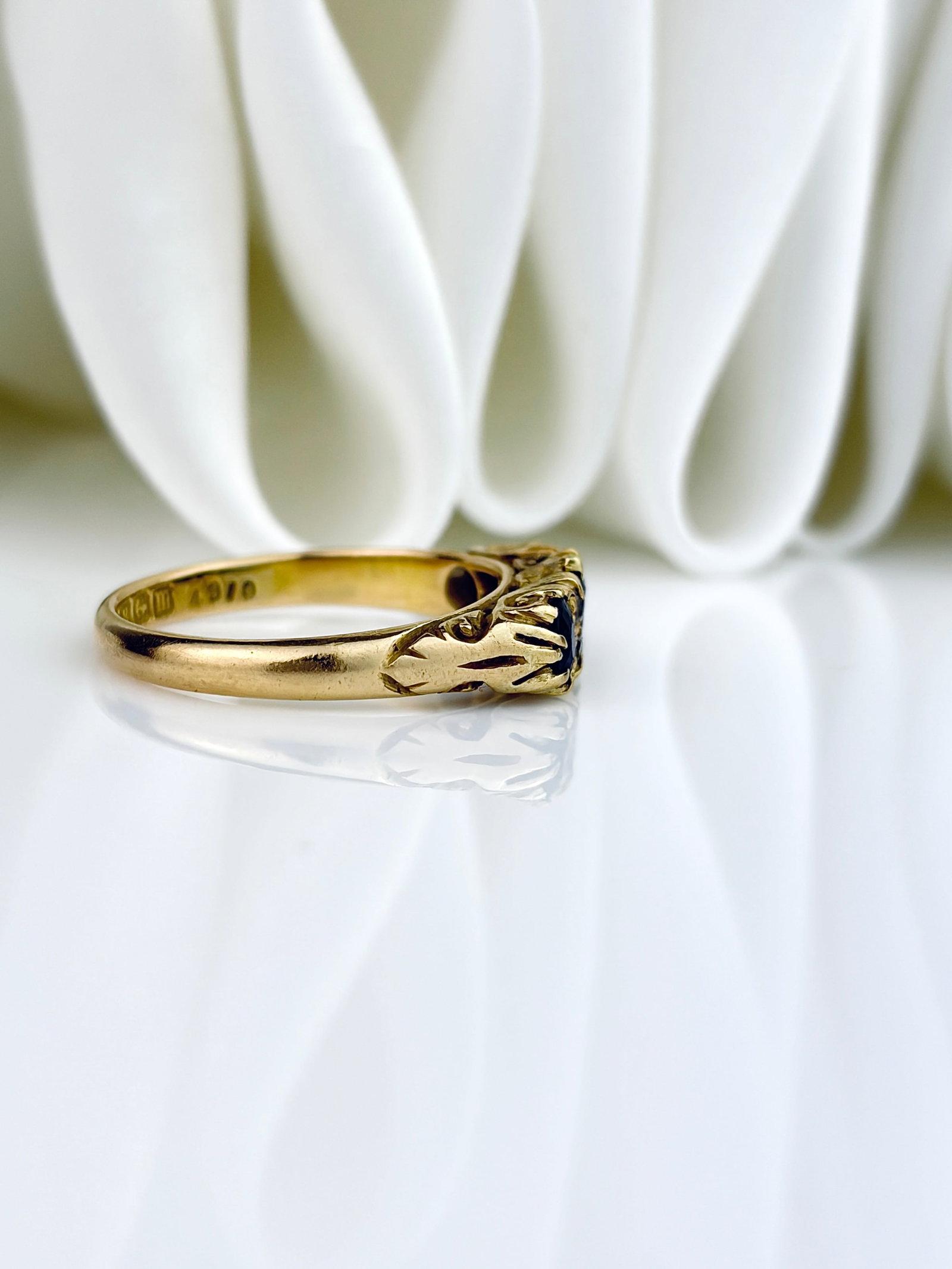 ANTIQUE C.1911 18CT YELLOW GOLD SAPPHIRE AND DIAMOND 5 STONE RING - 2