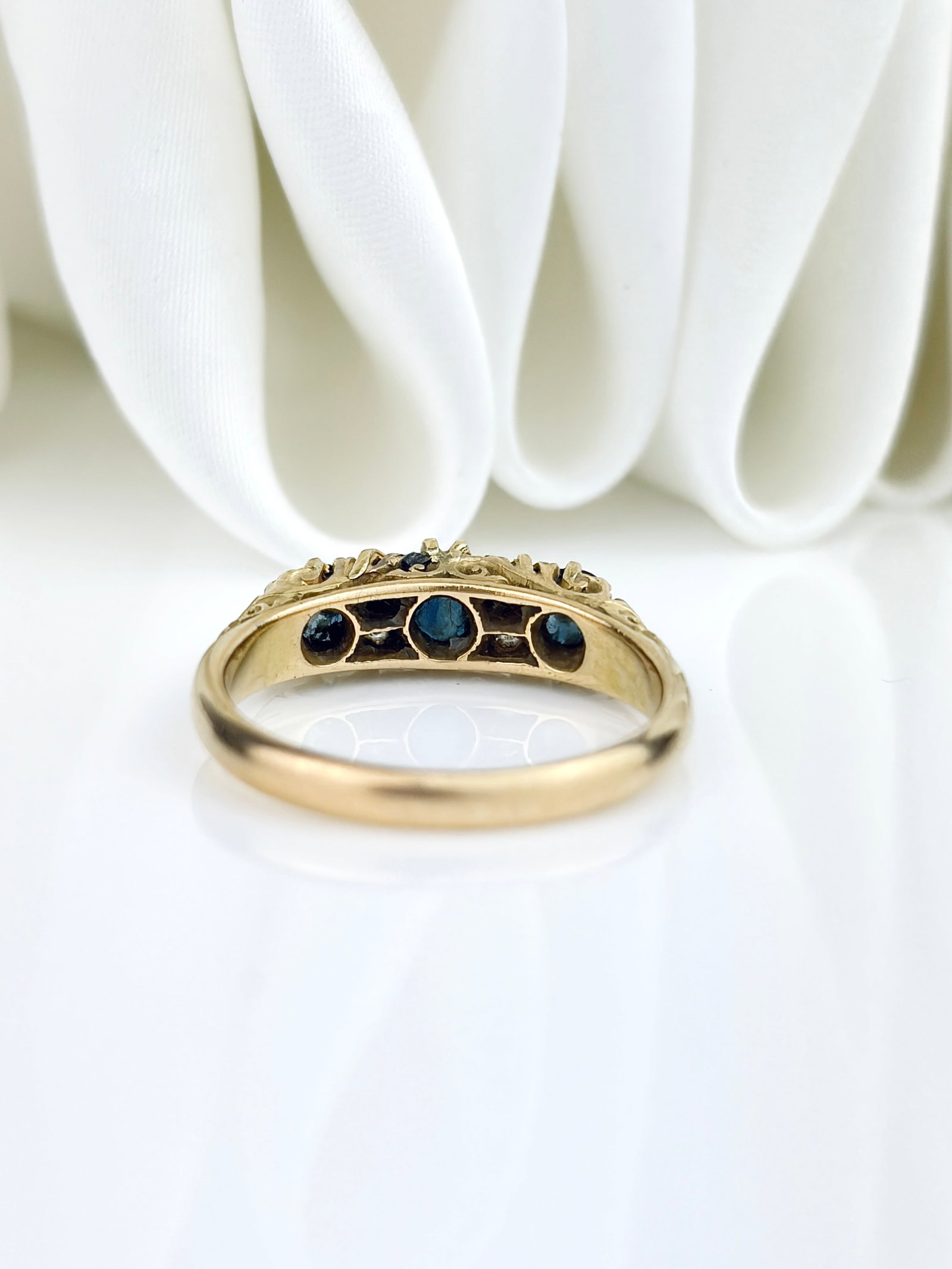 ANTIQUE C.1911 18CT YELLOW GOLD SAPPHIRE AND DIAMOND 5 STONE RING - 3