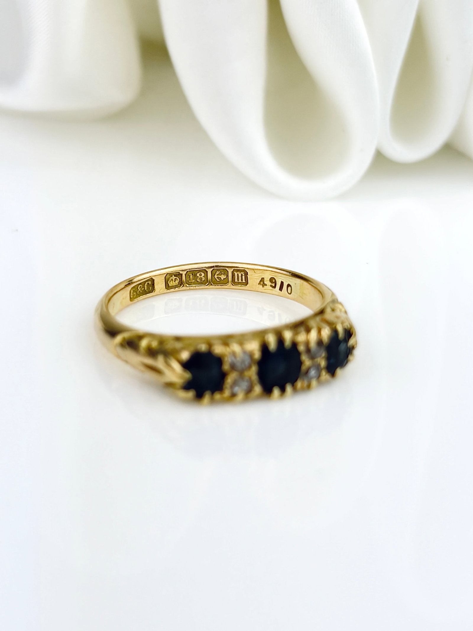 ANTIQUE C.1911 18CT YELLOW GOLD SAPPHIRE AND DIAMOND 5 STONE RING - 4