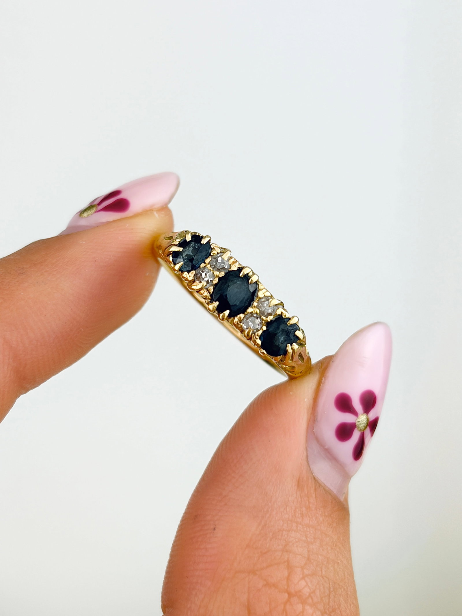 ANTIQUE C.1911 18CT YELLOW GOLD SAPPHIRE AND DIAMOND 5 STONE RING - 5