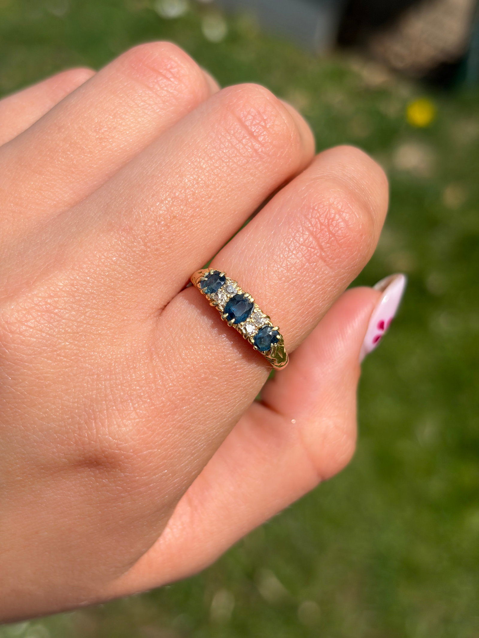 ANTIQUE C.1911 18CT YELLOW GOLD SAPPHIRE AND DIAMOND 5 STONE RING - 8