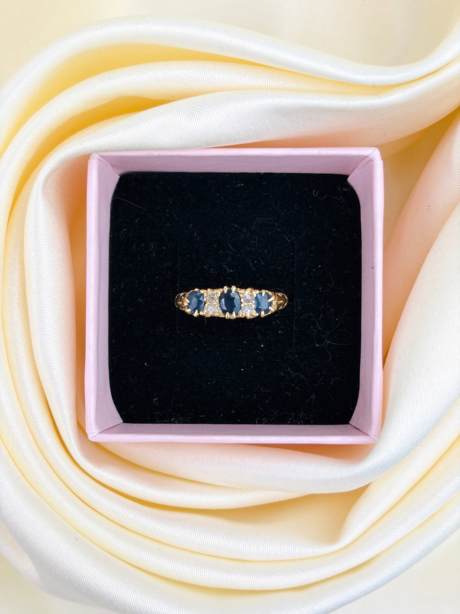 ANTIQUE C.1911 18CT YELLOW GOLD SAPPHIRE AND DIAMOND 5 STONE RING - 9