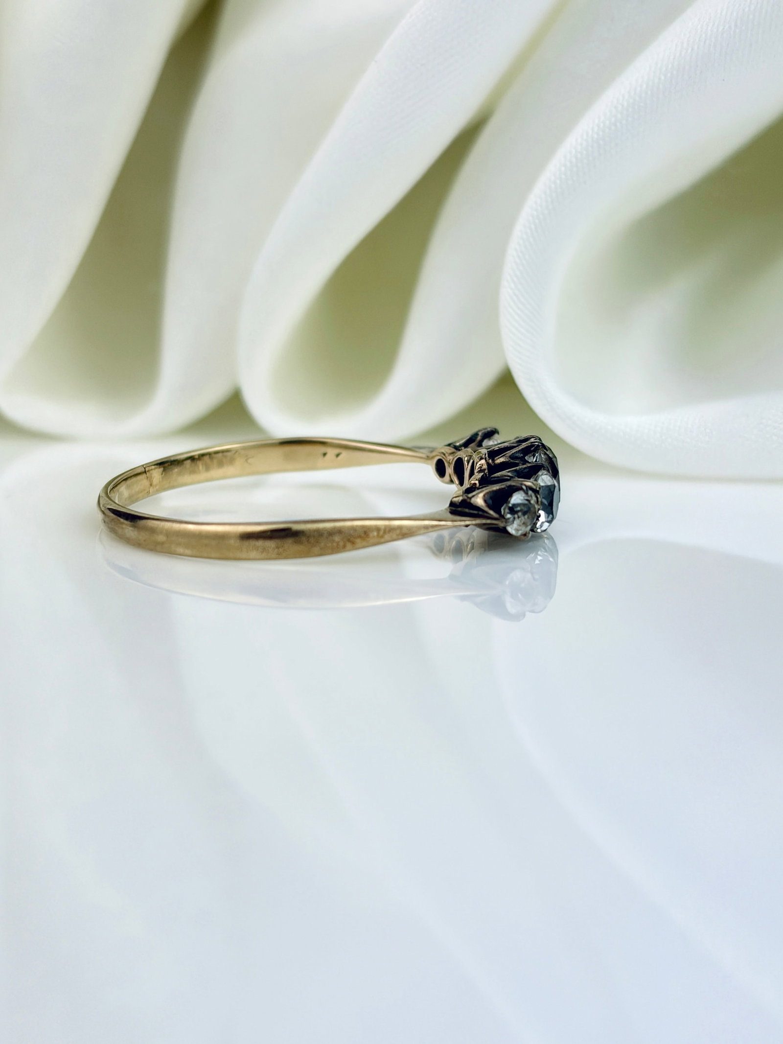 ANTIQUE 9CT YELLOW GOLD DIAMOND 5 STONE RING - 2