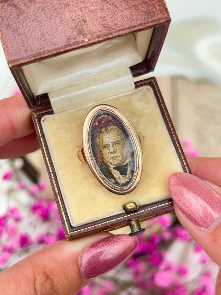 antique “sir walter scott” 1771-1835” gold ring: antique “sir walter scott” 1771-1835” gold ring truly charming and old piece of history, the glass is loose so needs re fitting measurements size UK T