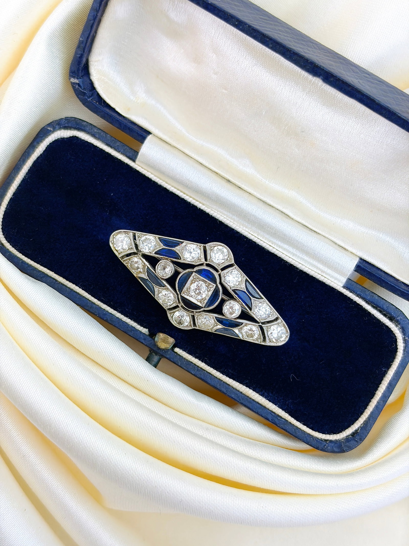 ANTIQUE ART DECO ERA SAPPHIRE AND DIAMOND PLATINUM BROOCH IN ANTIQUE BOX - 4
