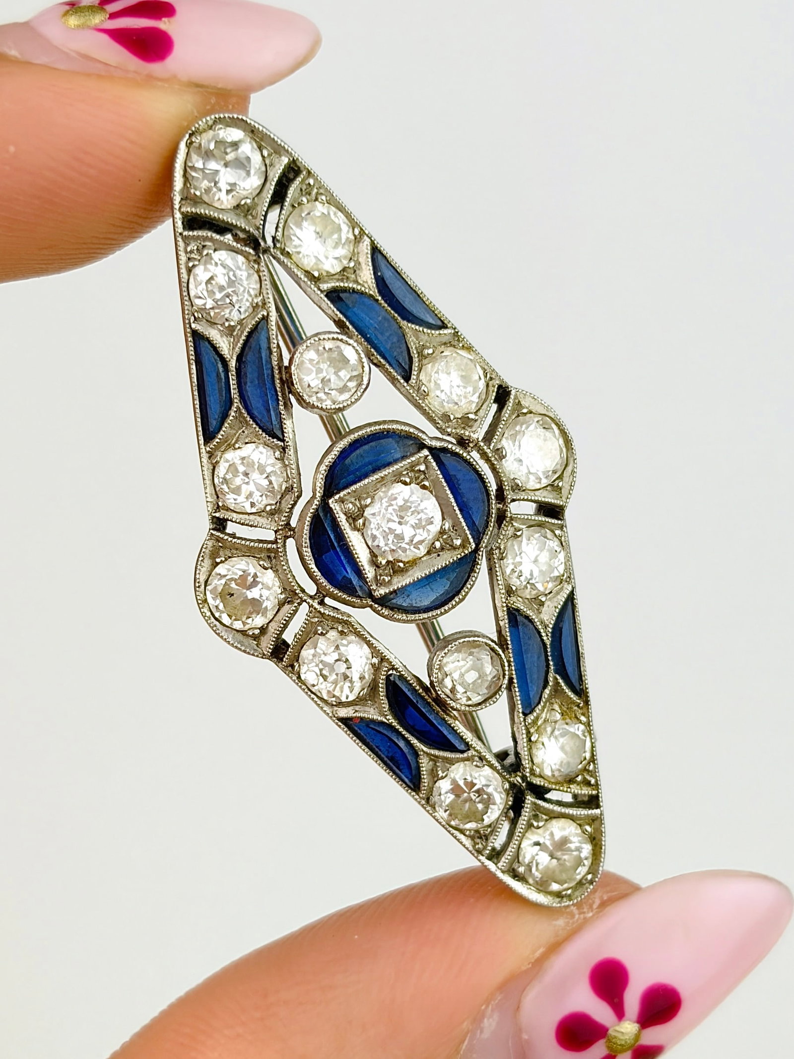 ANTIQUE ART DECO ERA SAPPHIRE AND DIAMOND PLATINUM BROOCH IN ANTIQUE BOX - 6
