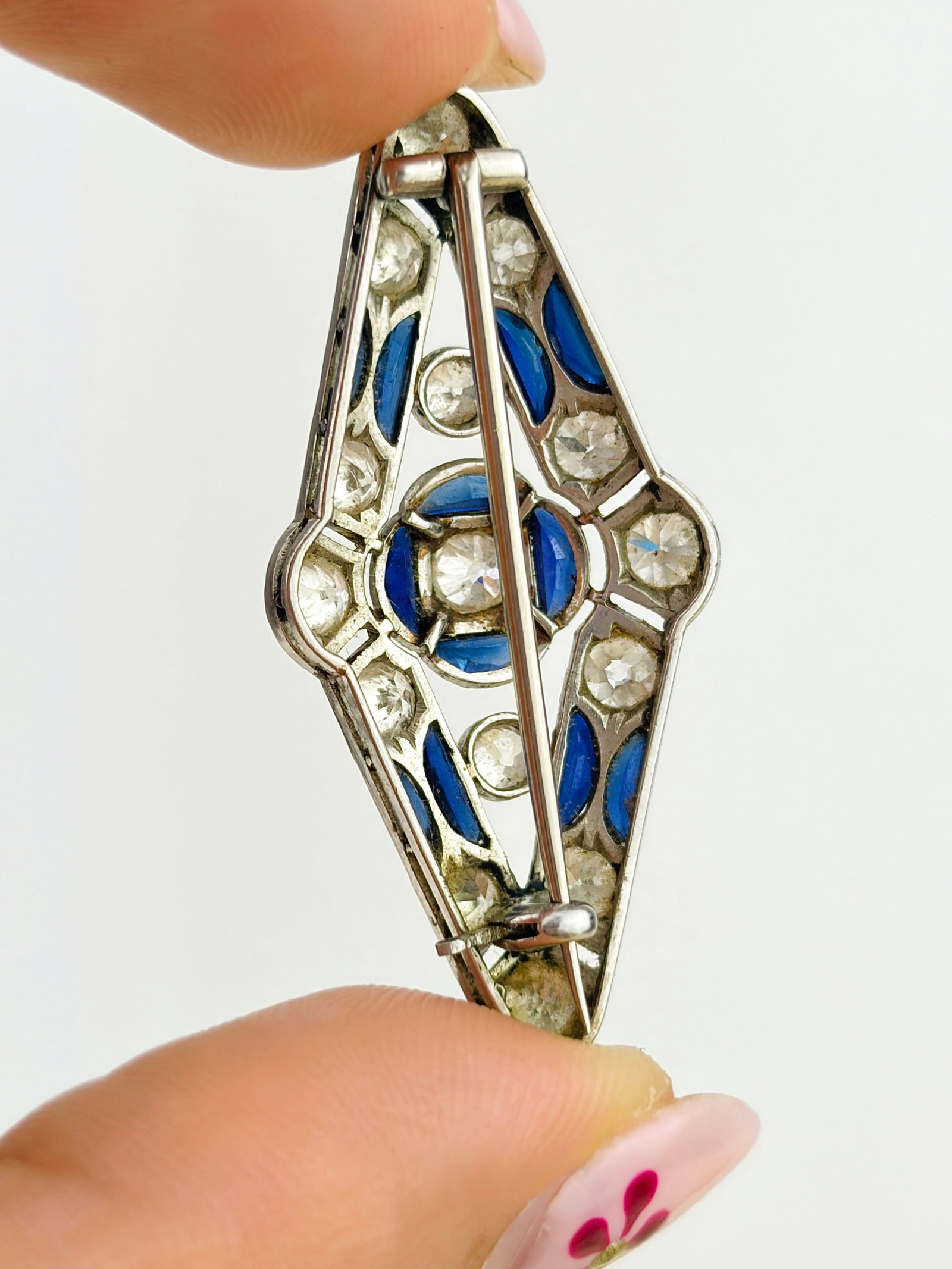 ANTIQUE ART DECO ERA SAPPHIRE AND DIAMOND PLATINUM BROOCH IN ANTIQUE BOX - 8