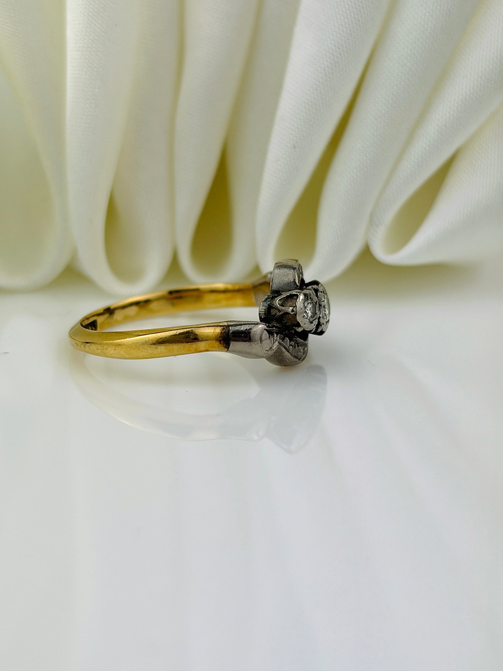 ANTQUE 18CT YELLOW GOLD DIAMOND AND PLATINUM 3 STONE TWIST RING - 2