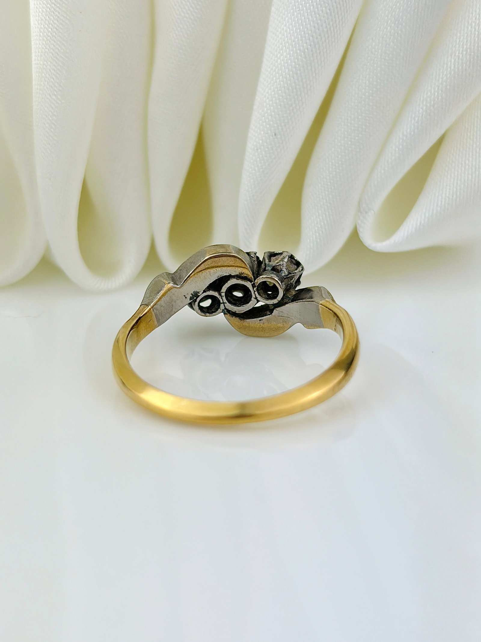 ANTQUE 18CT YELLOW GOLD DIAMOND AND PLATINUM 3 STONE TWIST RING - 3