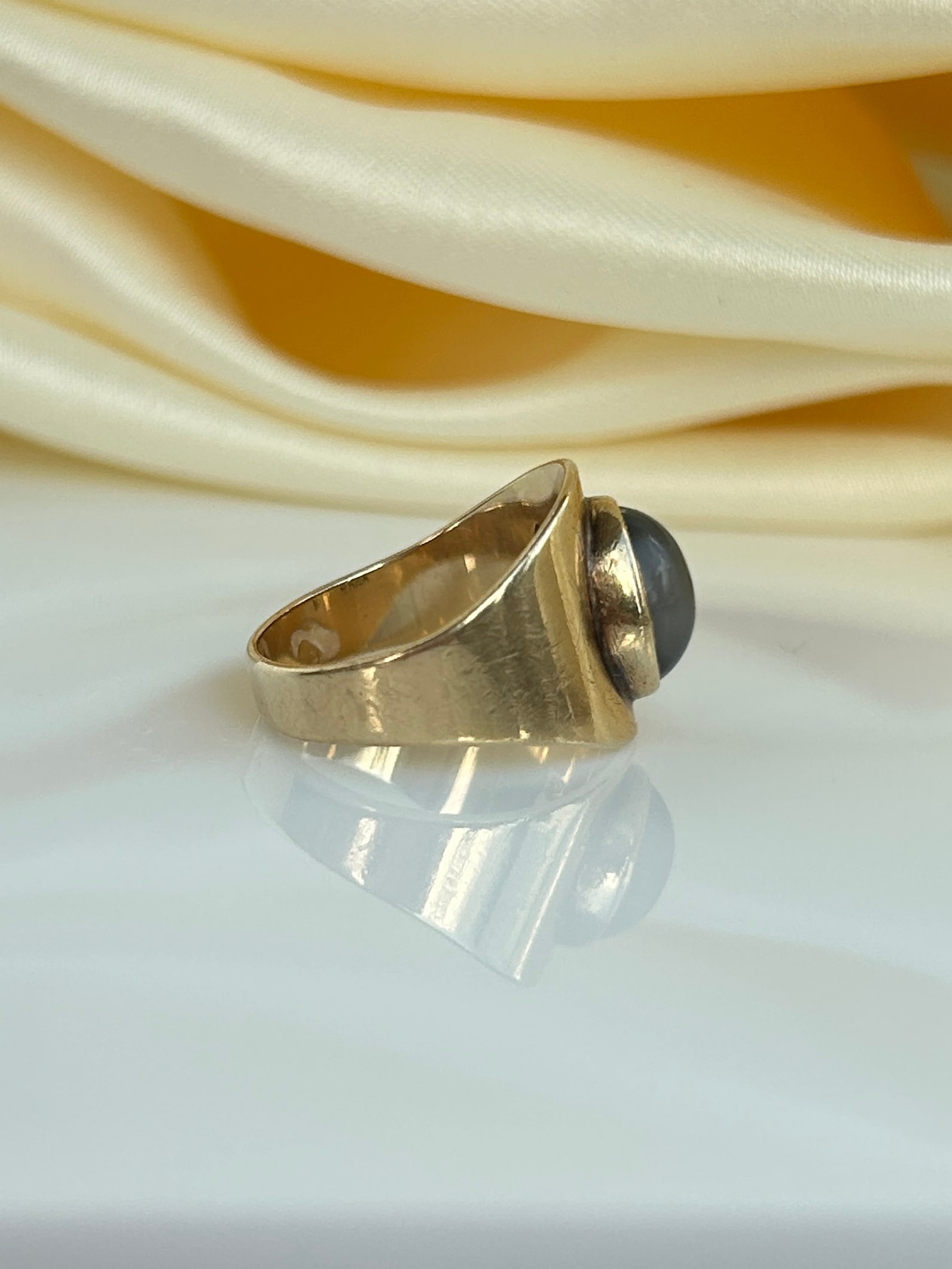 Chunky 9ct Yellow Gold Signet Ring - 2