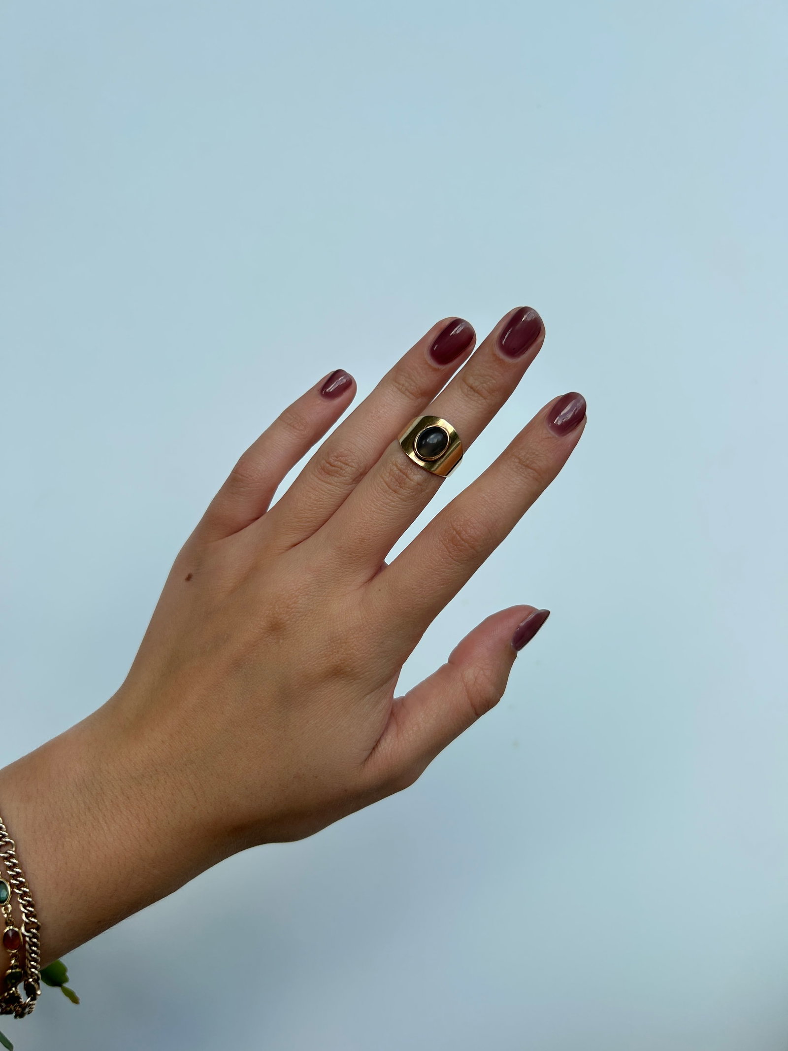 Chunky 9ct Yellow Gold Signet Ring - 7