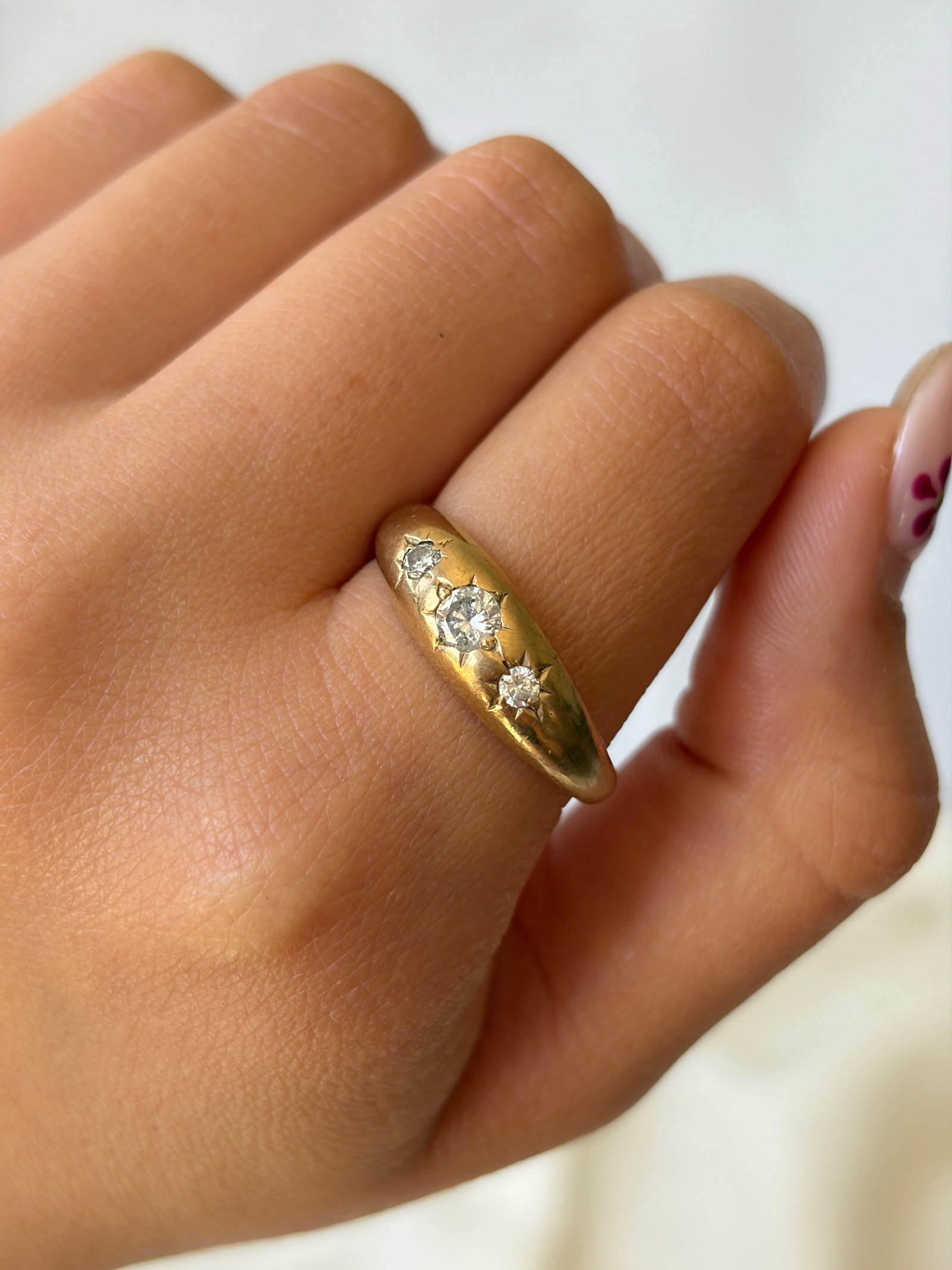 CHUNKY & HEAVY 9CT GOLD DIAMOND 3 STONE STARBURST RING - 3