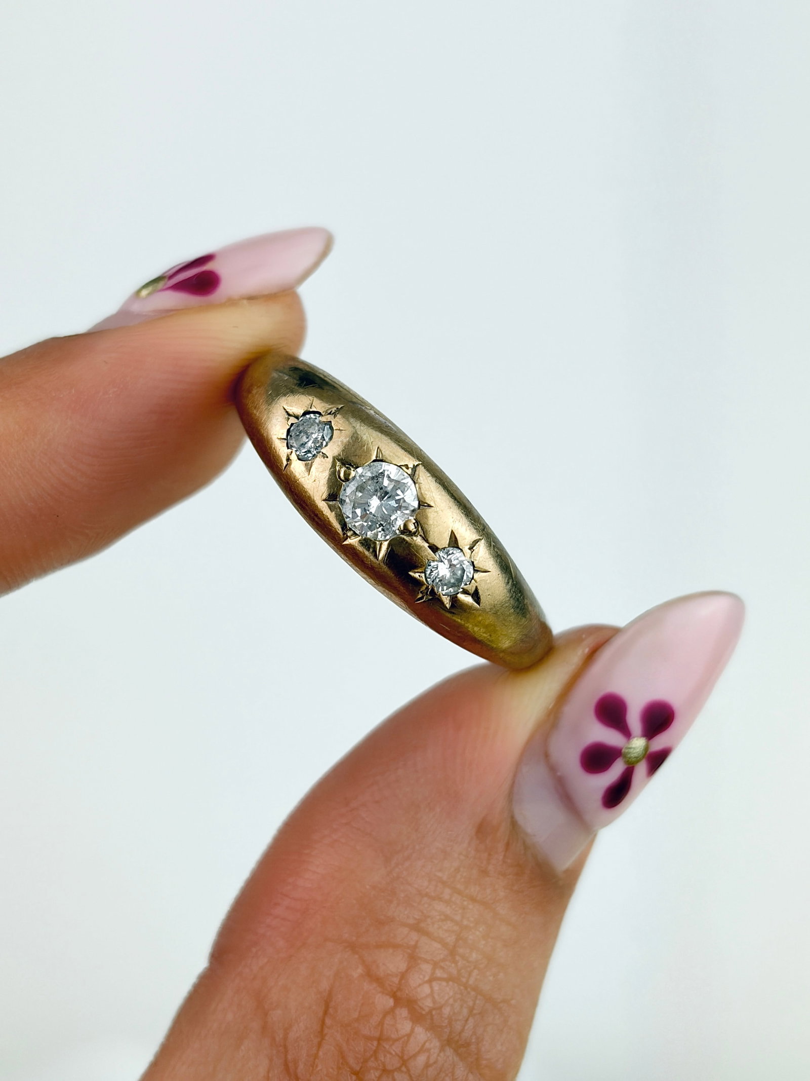 CHUNKY & HEAVY 9CT GOLD DIAMOND 3 STONE STARBURST RING - 7