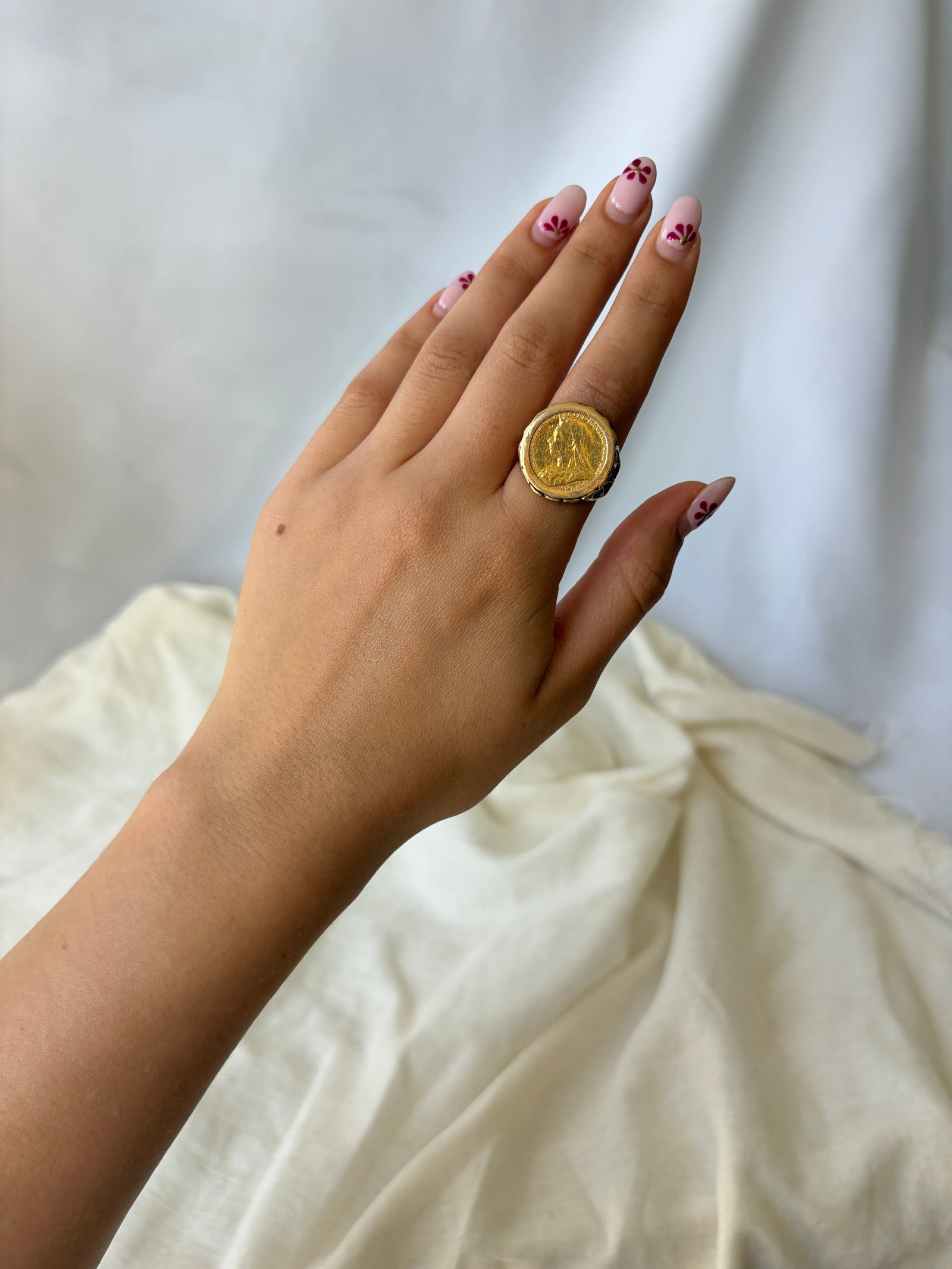 CHUNKY & HEAVY 1/2 SOVEREIGN GOLD RING - 2