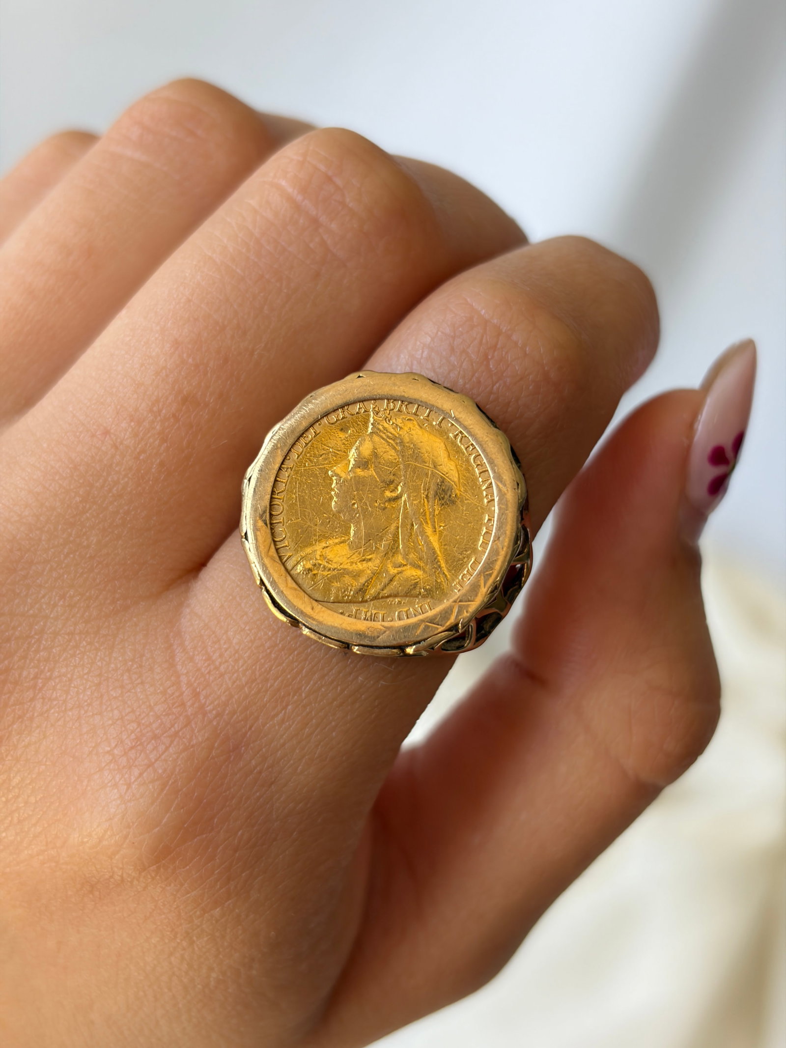 CHUNKY & HEAVY 1/2 SOVEREIGN GOLD RING - 3