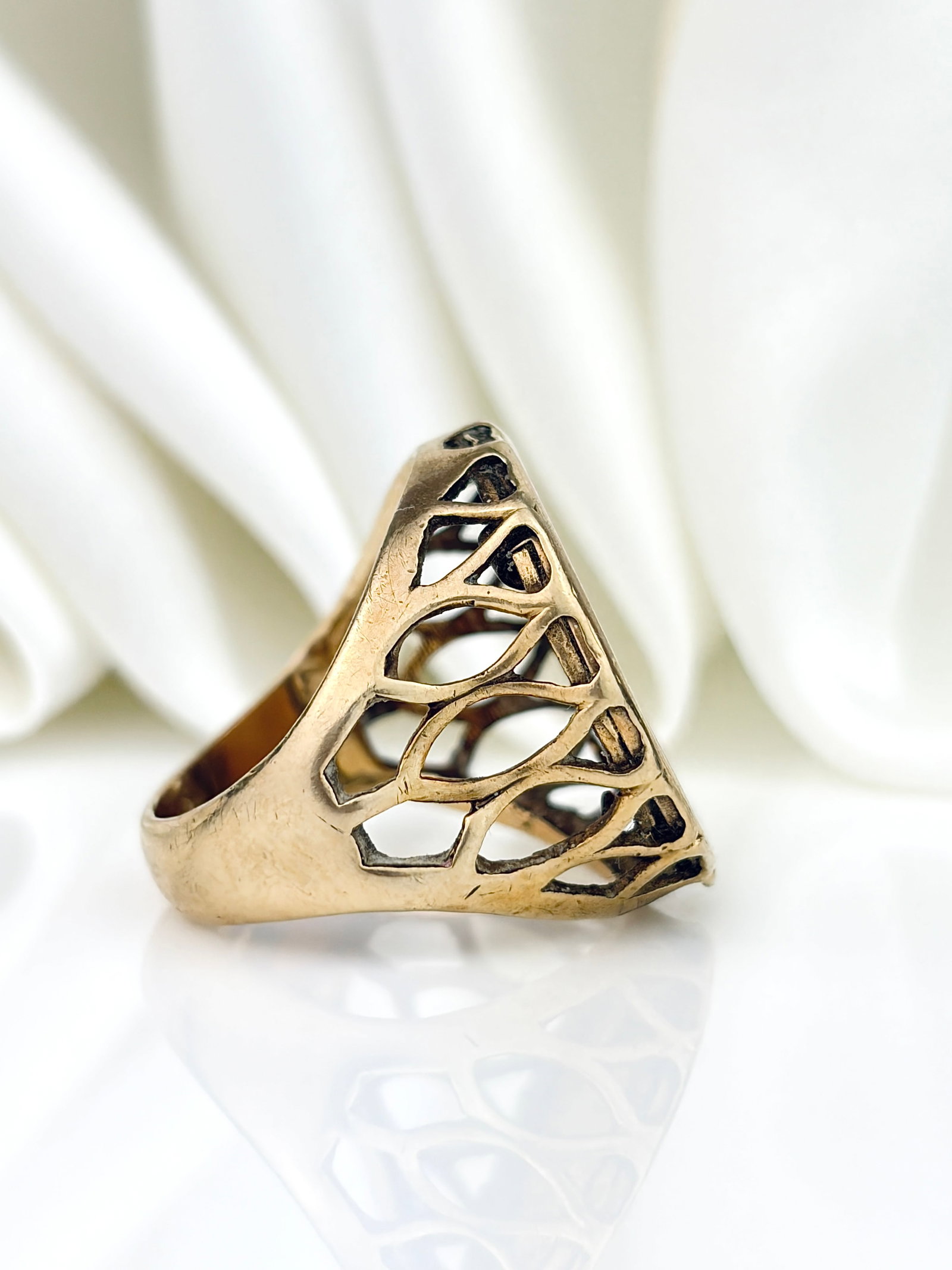 CHUNKY & HEAVY 1/2 SOVEREIGN GOLD RING - 4