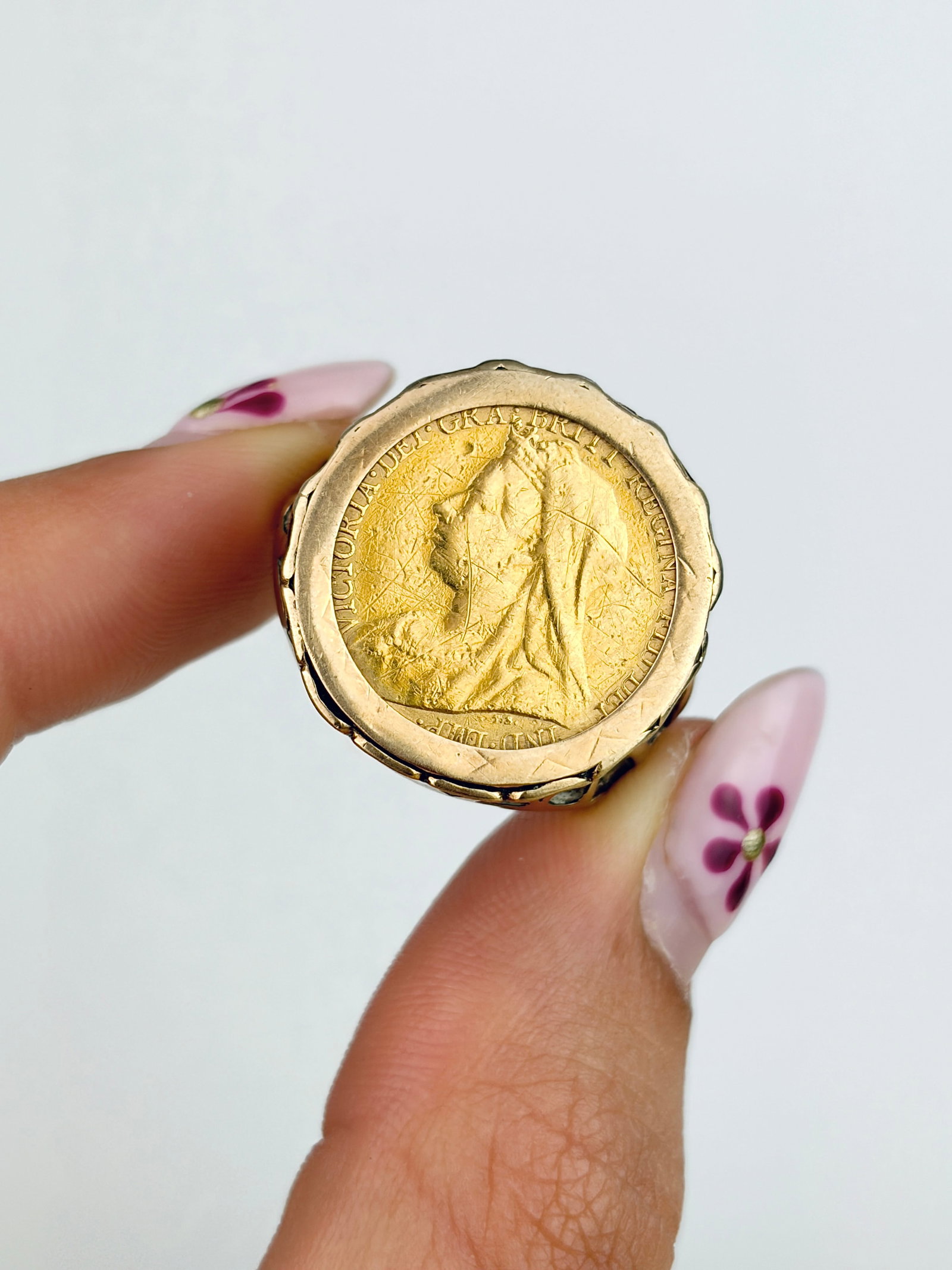 CHUNKY & HEAVY 1/2 SOVEREIGN GOLD RING - 7