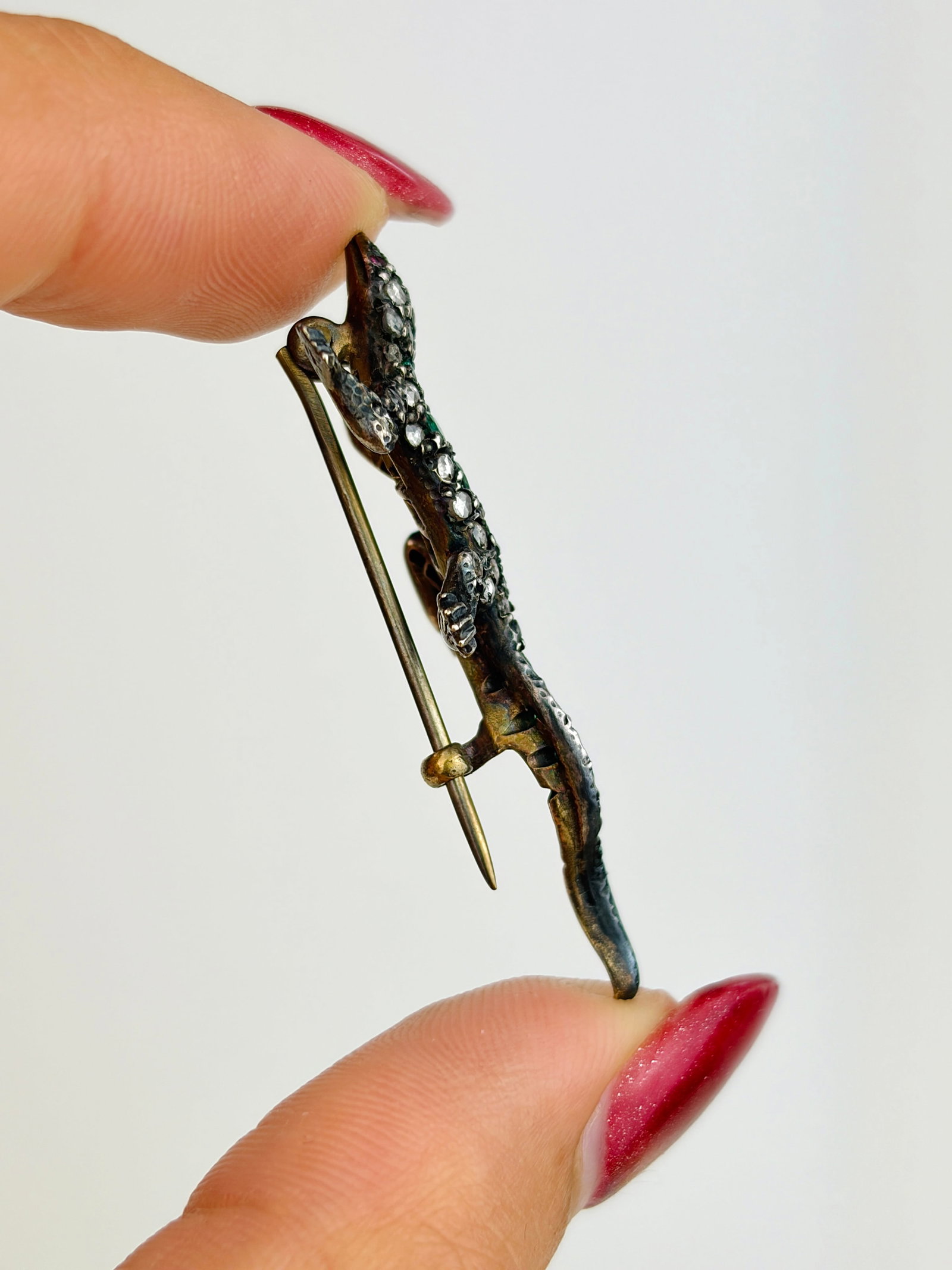 Antique Silver Lizard Brooch with Emerald and Diamond Details - 2
