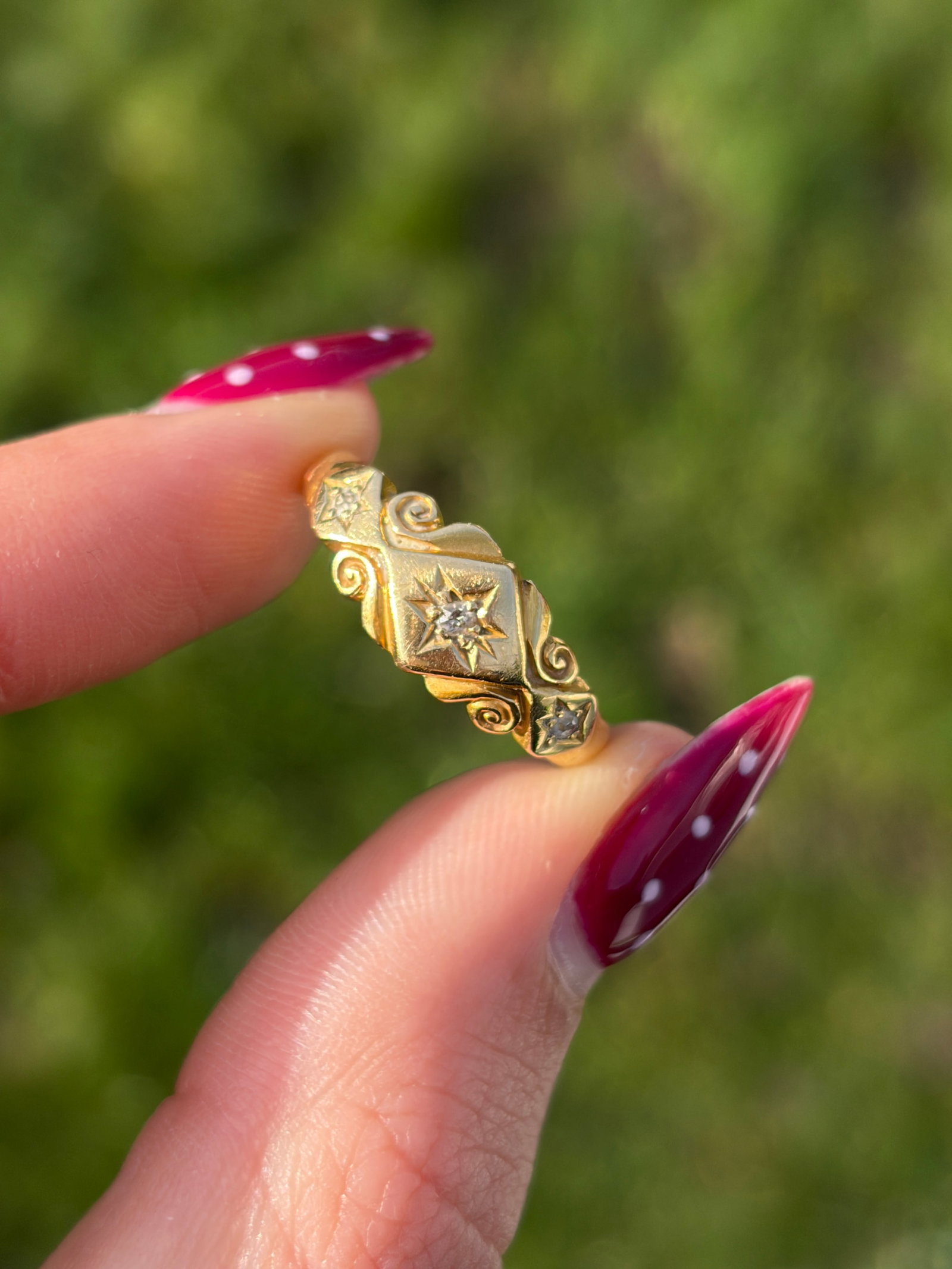 HEAVY c.1900 ANTIQUE 18CT YELLOW GOLD DIAMOND STAR SET 3 STONE RING - 10