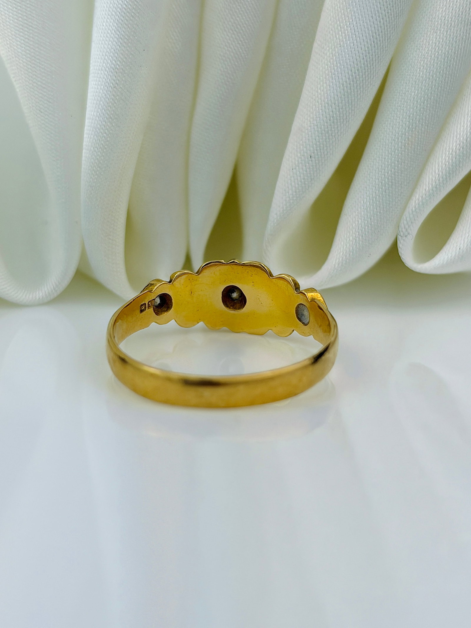 HEAVY c.1900 ANTIQUE 18CT YELLOW GOLD DIAMOND STAR SET 3 STONE RING - 3