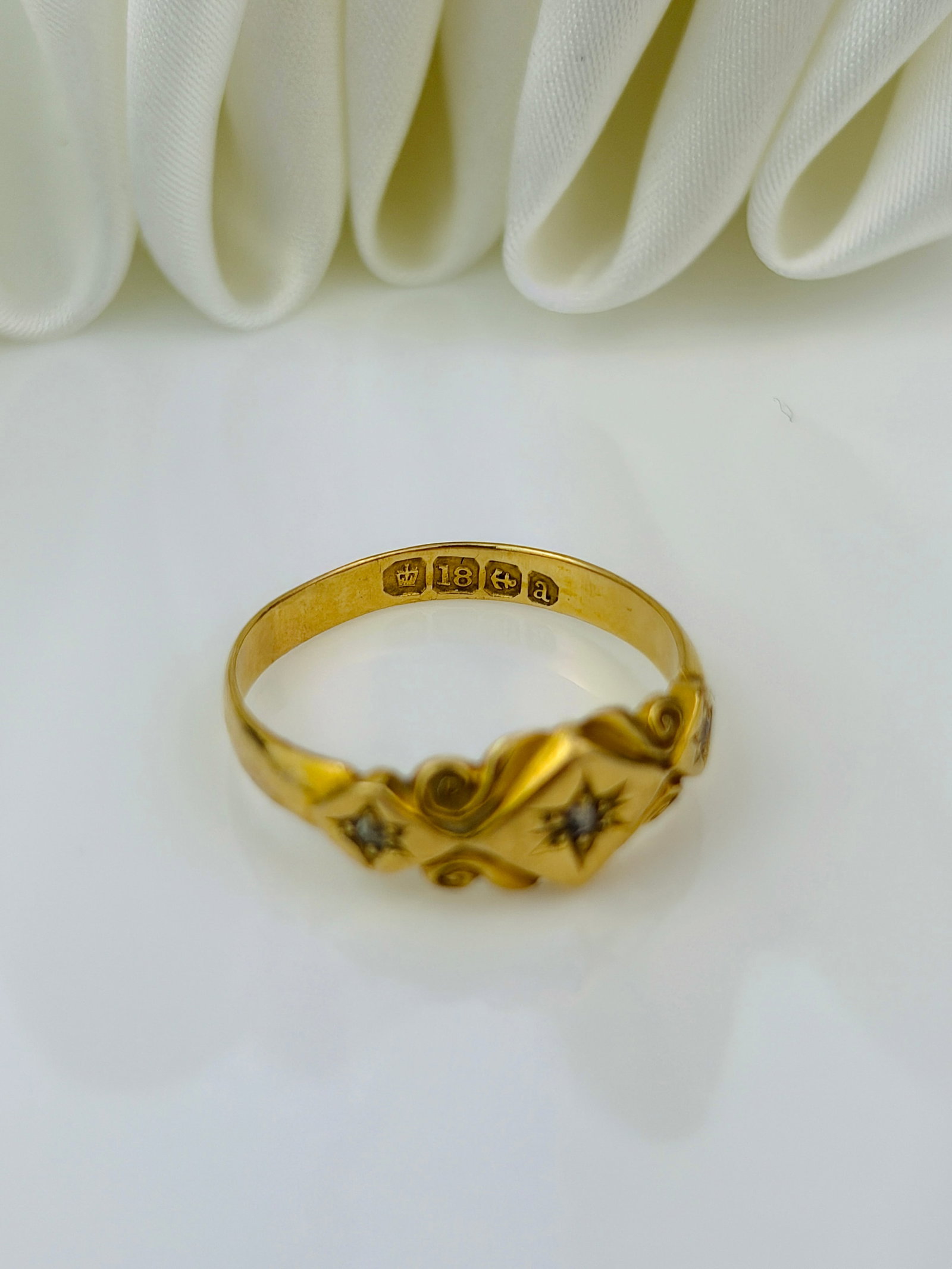 HEAVY c.1900 ANTIQUE 18CT YELLOW GOLD DIAMOND STAR SET 3 STONE RING - 4